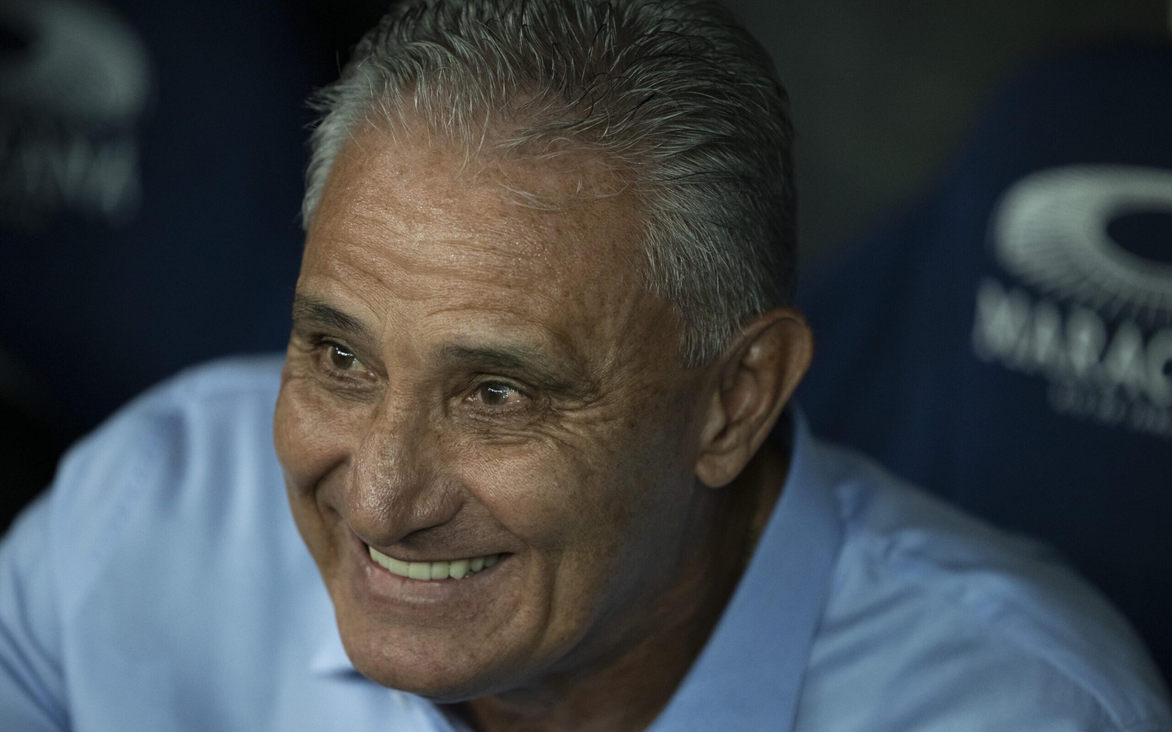 Tite é alvo de cusparada por torcedores do Palmeiras: ‘Ter que limpar a minha cabeça é feio’