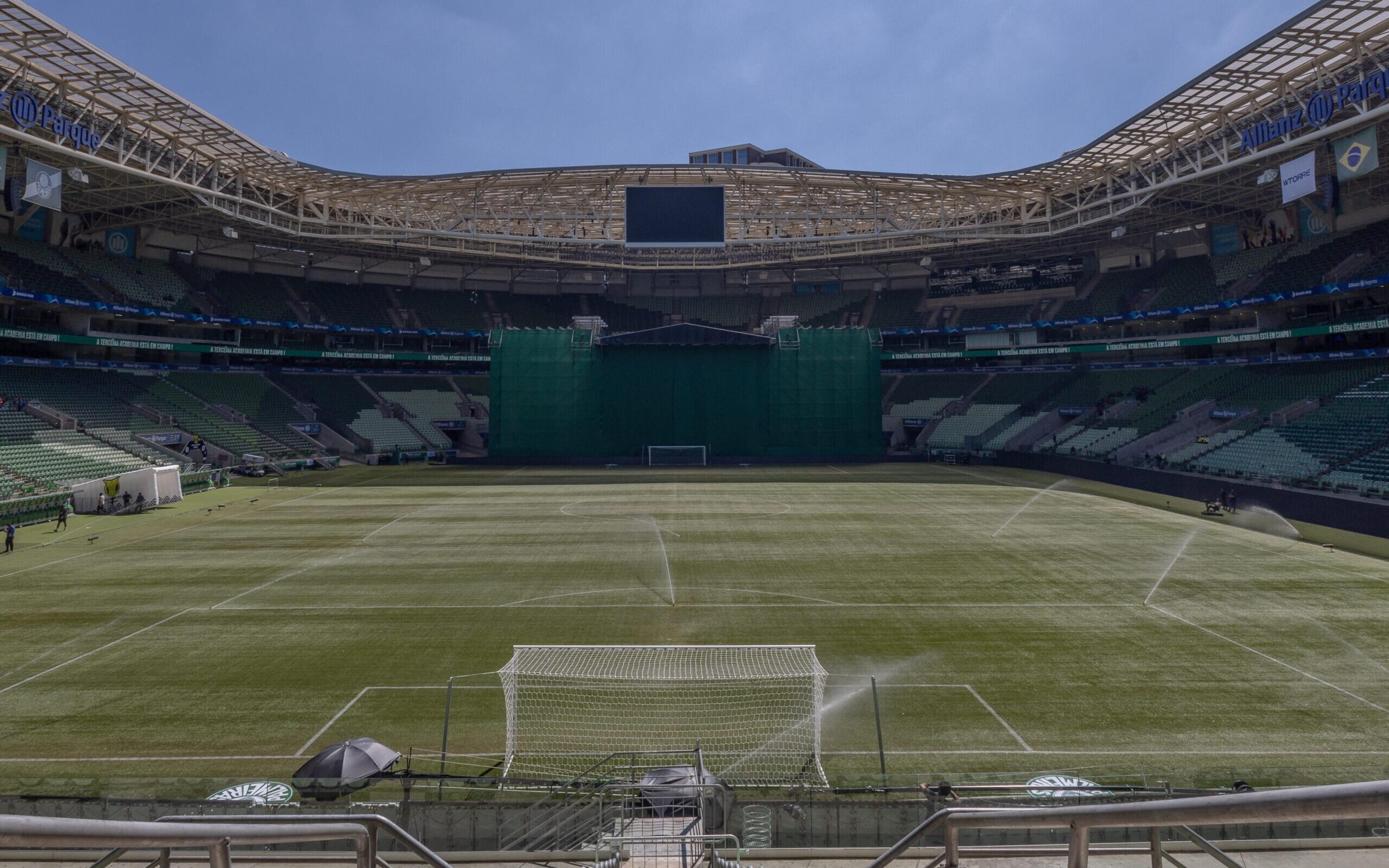 Gramado do Allianz gera disputa entre torcedores nas redes