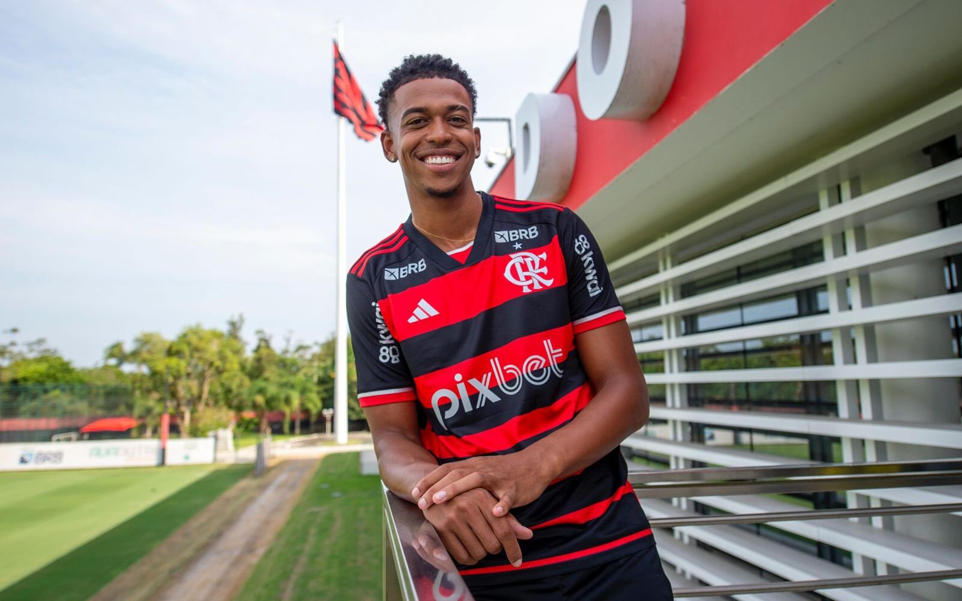 Flamengo anuncia contratação de Carlinhos, destaque do Campeonato Carioca