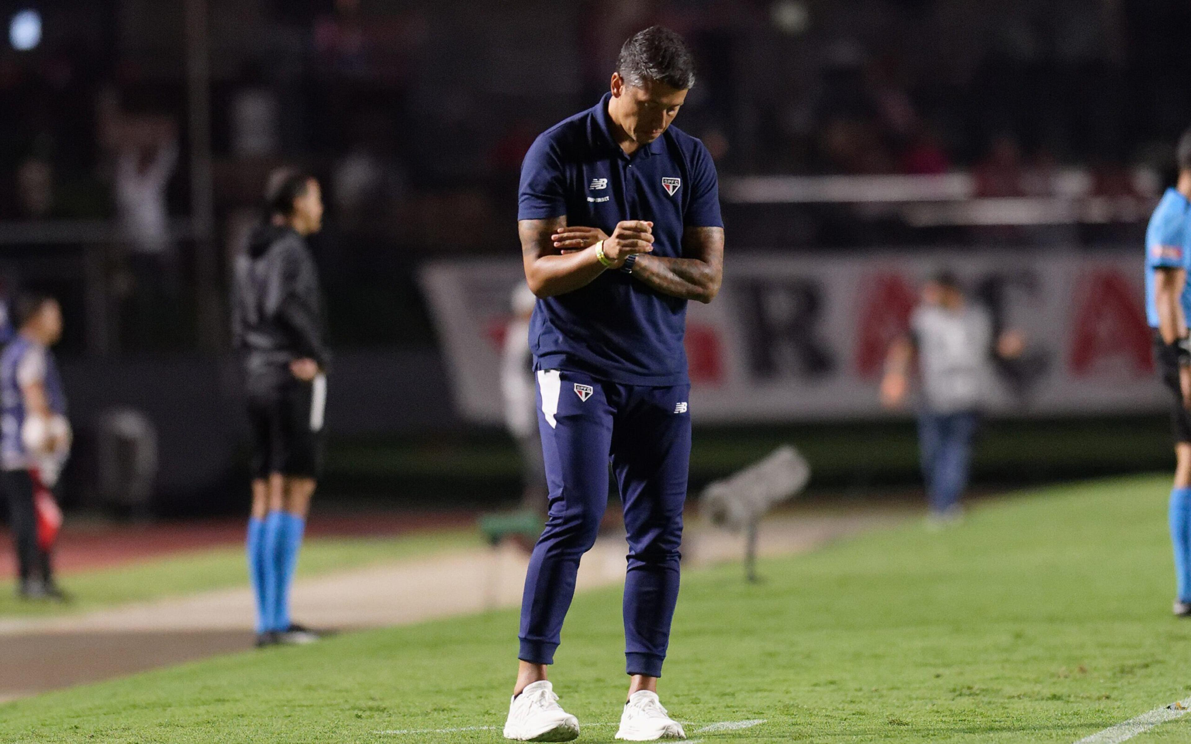 Torcedores do São Paulo não poupam Carpini e exaltam titular