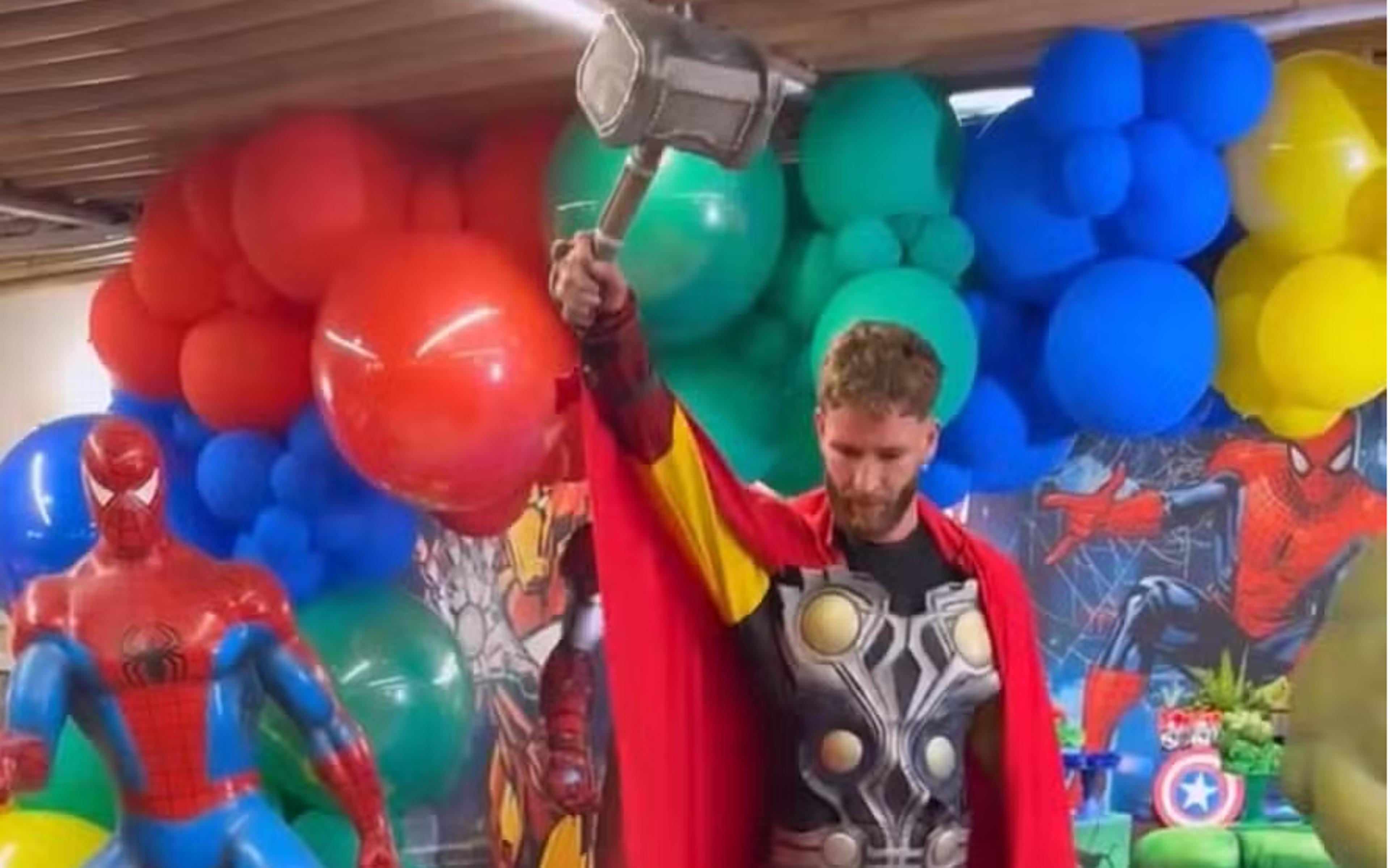 Léo Pereira se fantasia de Thor no aniversário do filho; veja vídeo