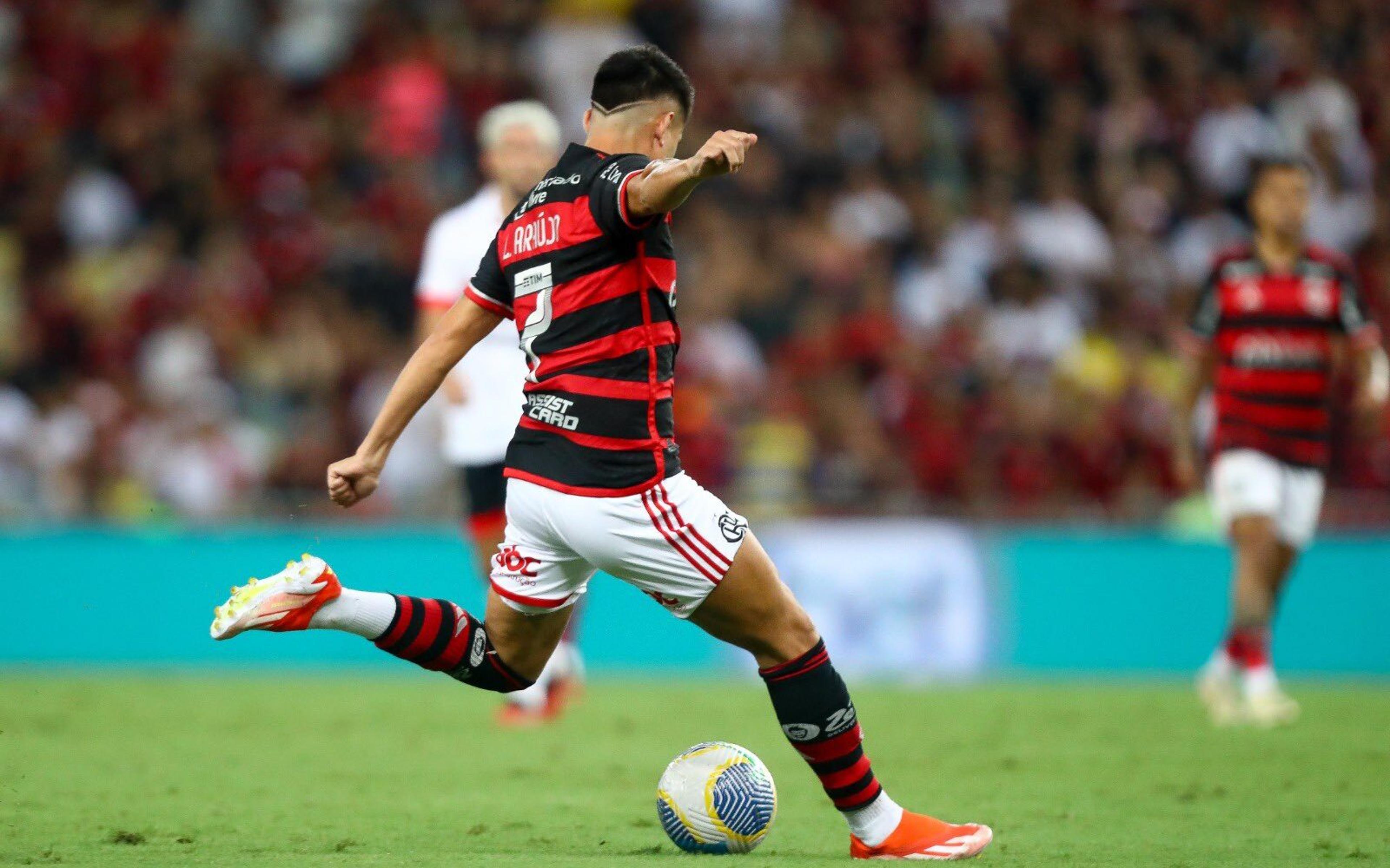 Torcedores do Flamengo exaltam Luiz Araújo após golaço e comparam com ídolo do clube: ‘Gênio’