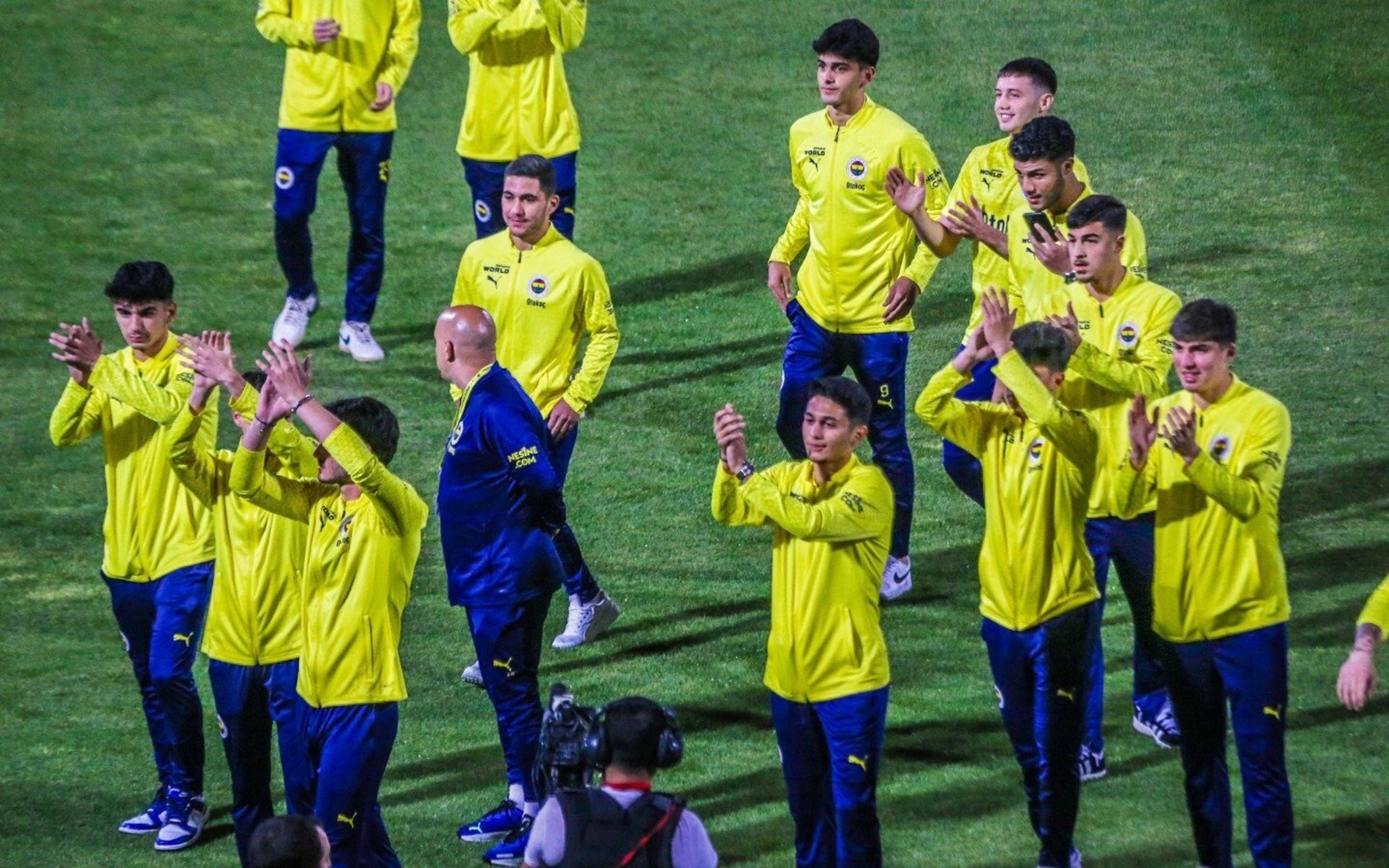 Fenerbahçe abandona o campo como protesto em clássico diante do Galatasaray; veja o momento