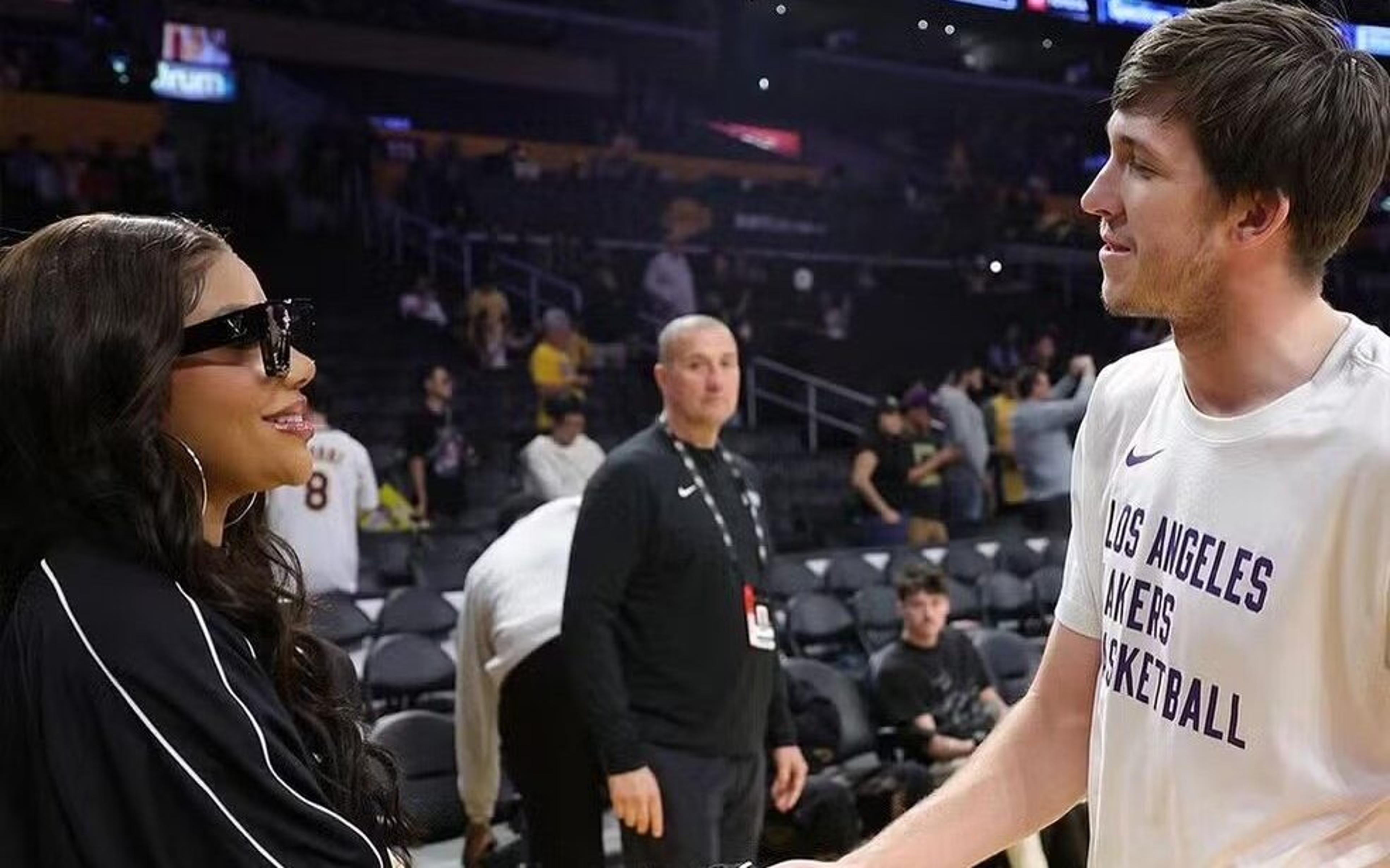 VÍDEO: Ludmilla marca presença em jogo da NBA e posa com astros do Lakers