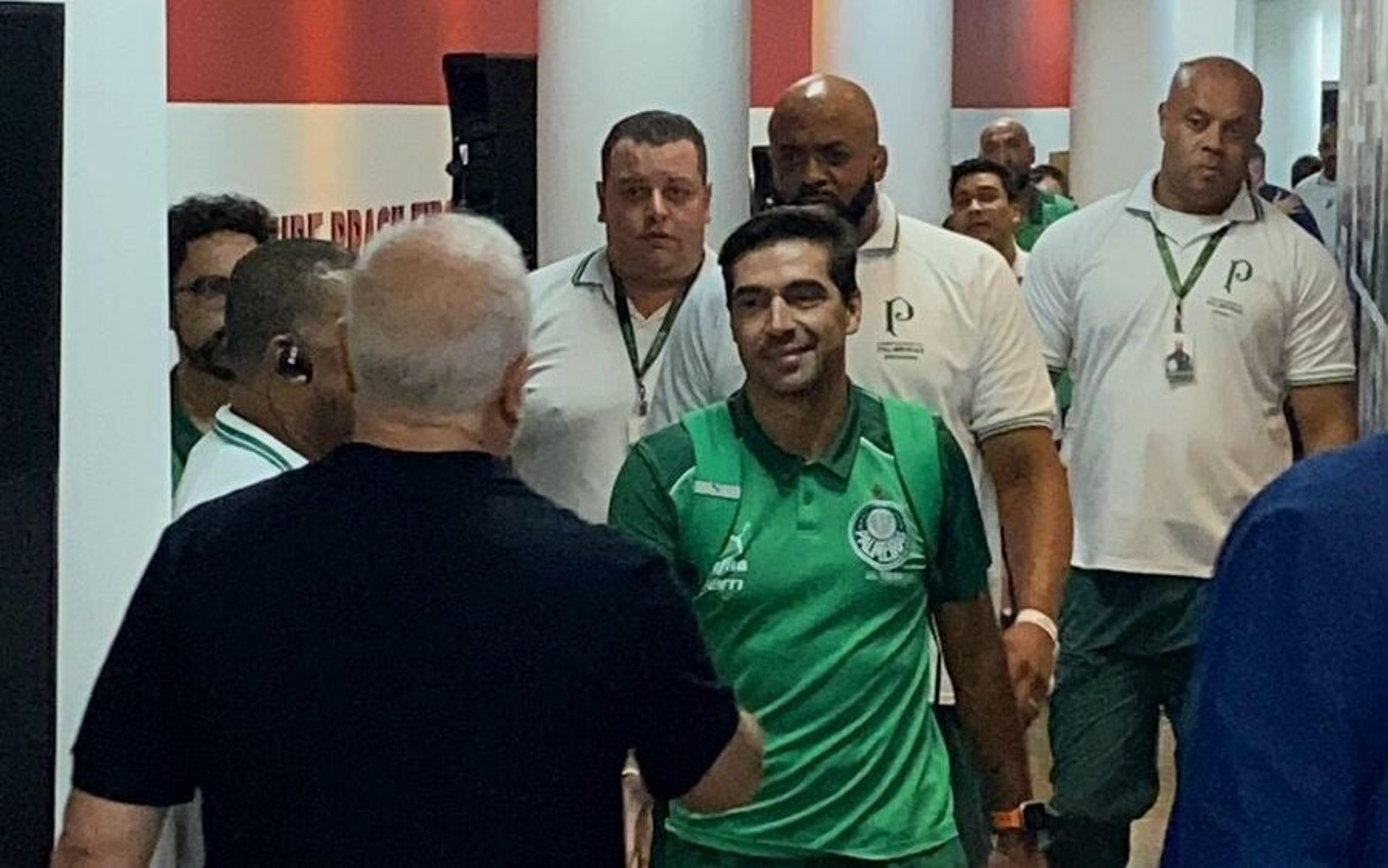 Abel Ferreira, do Palmeiras, opina sobre desculpas de diretor do São Paulo; veja momento do abraço