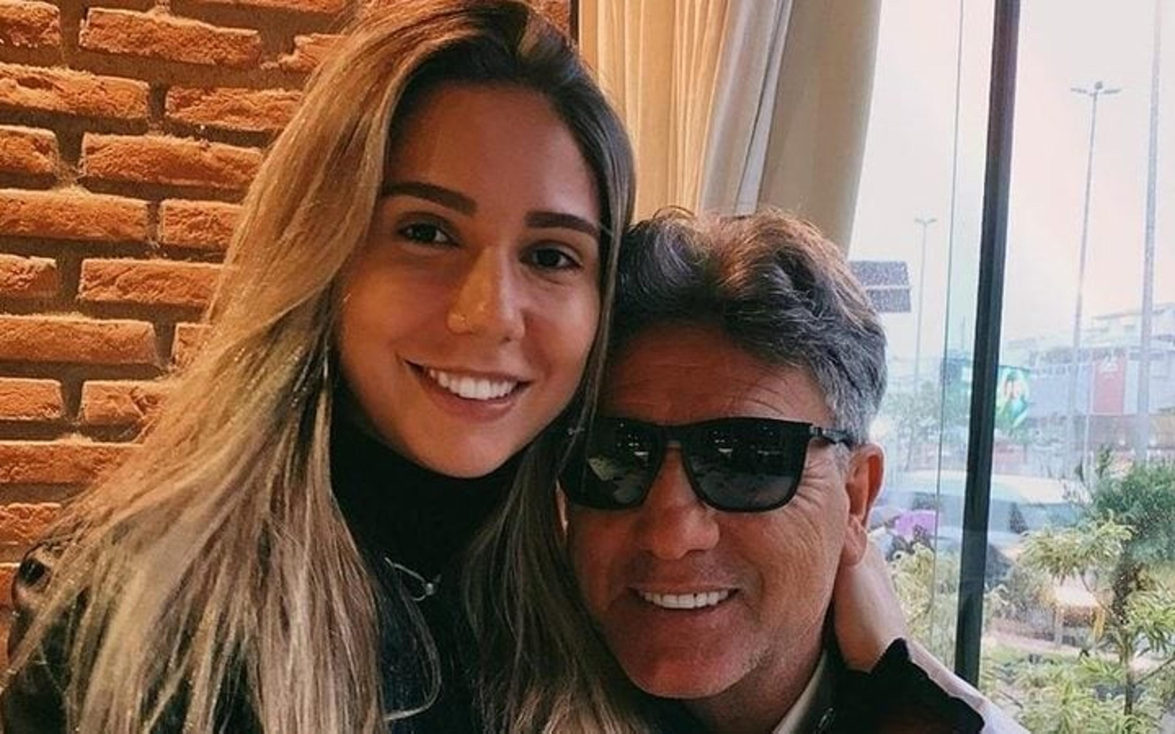 Carol Portaluppi, filha de Renato Gaúcho, comemora título do Grêmio na web; veja