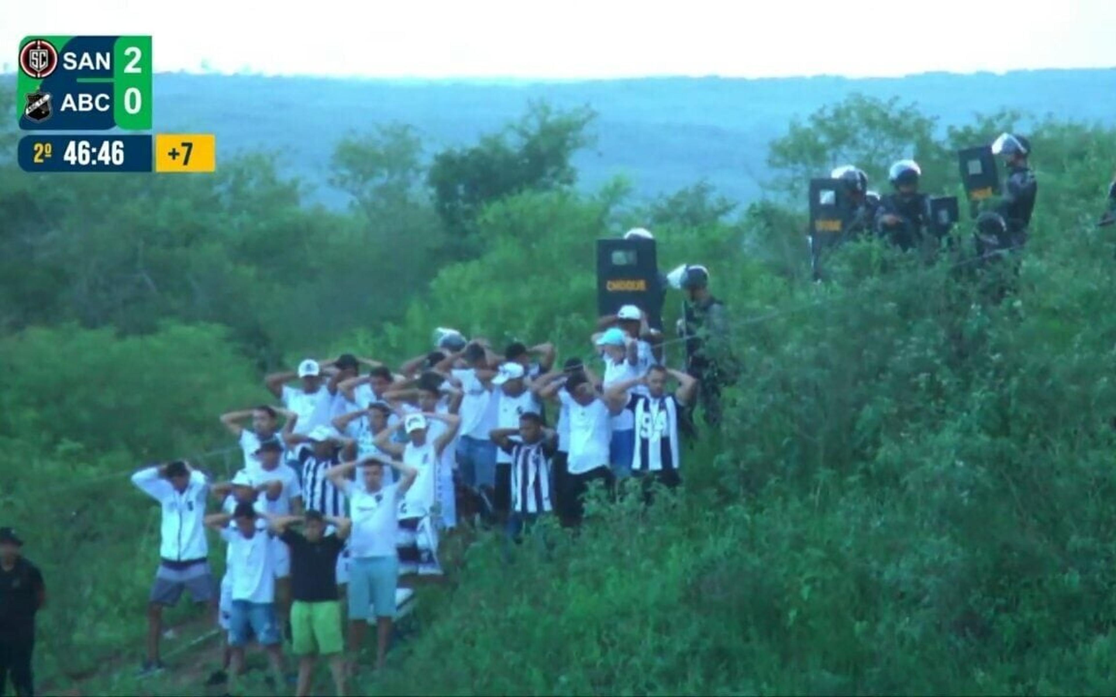 Torcedores do ABC são abordados pela Polícia ao assistirem partida ‘escondidos’