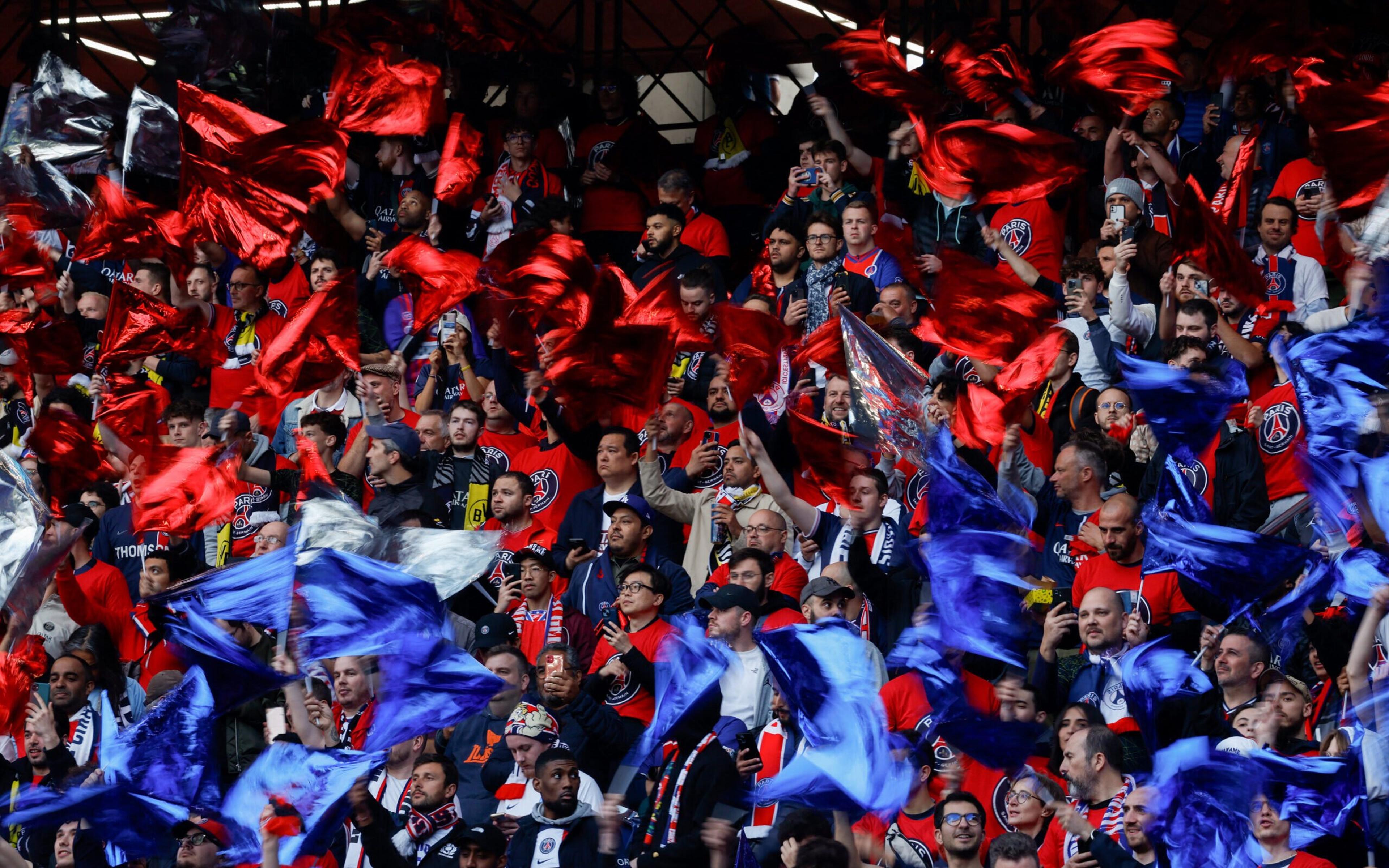 Bandeira do Fluminense é vista nas arquibancadas de jogo do PSG; confira vídeo