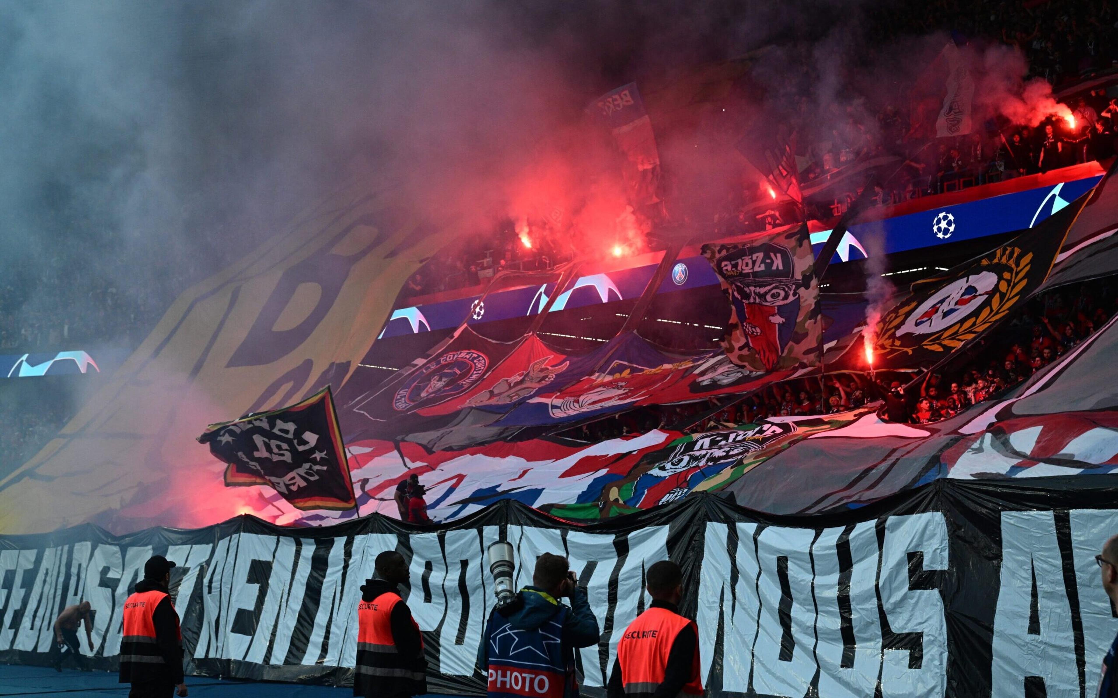 Torcida do PSG faz mosaico impressionante antes de duelo contra o Borussia Dortmund; veja vídeo