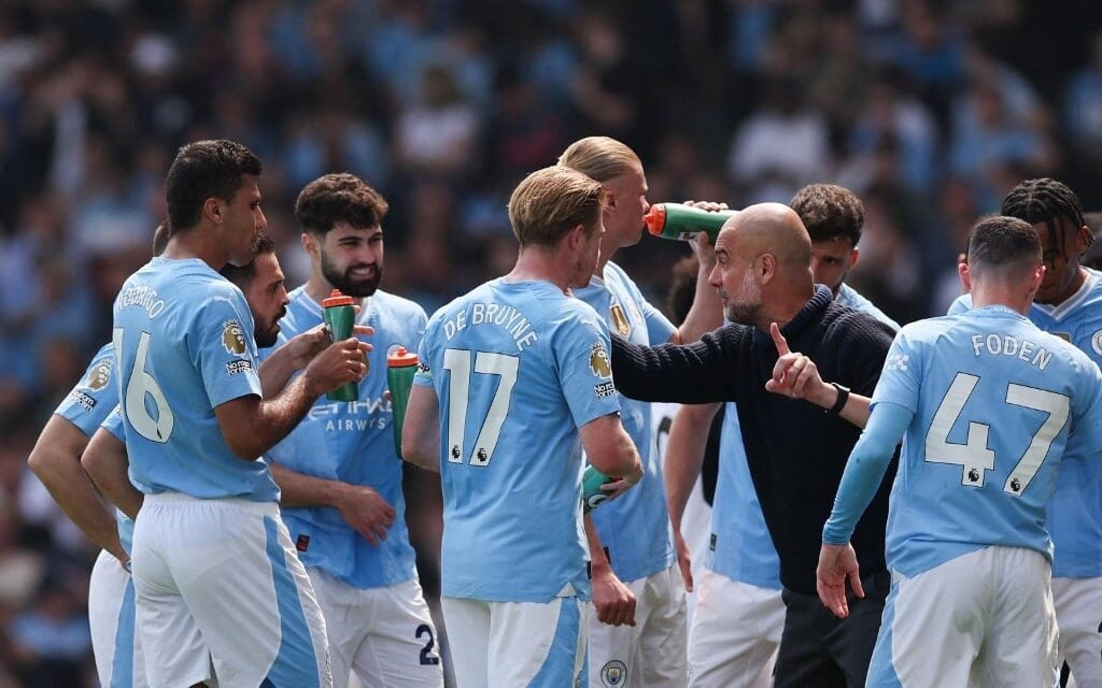 A um passo do título inglês, Guardiola rasga elogios a jogador do City: ‘Absolutamente inacreditável’