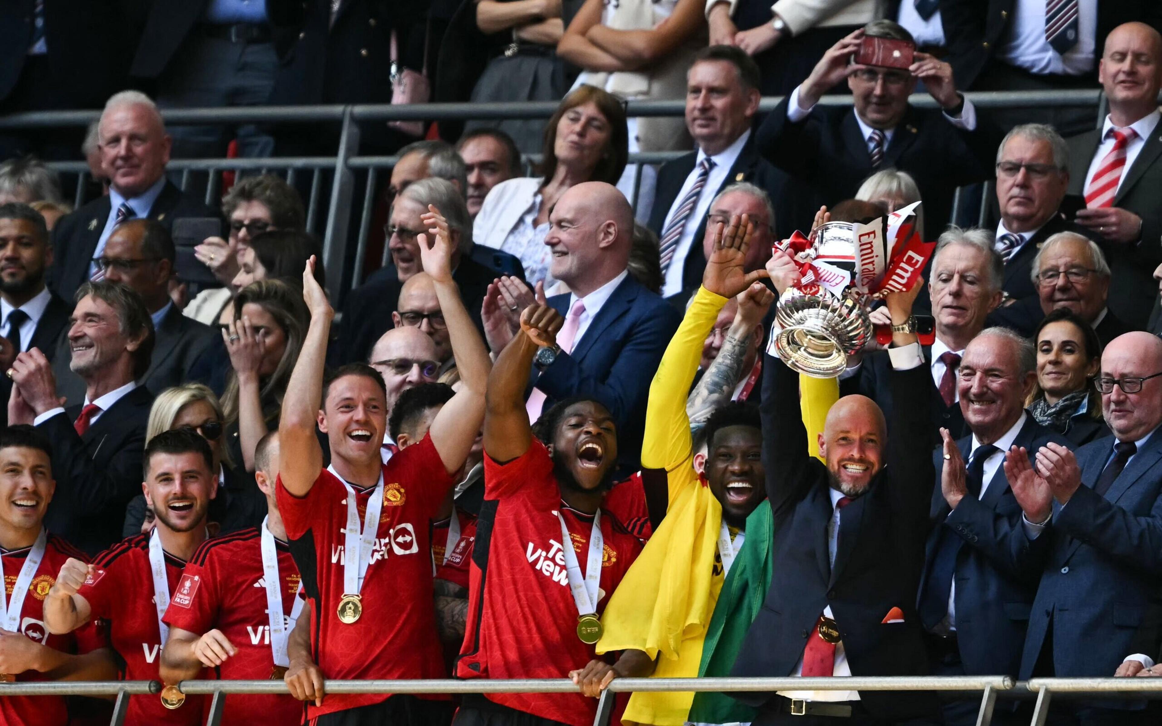 Em dia de falhas individuais do City, jovens comandam e United é campeão da FA Cup