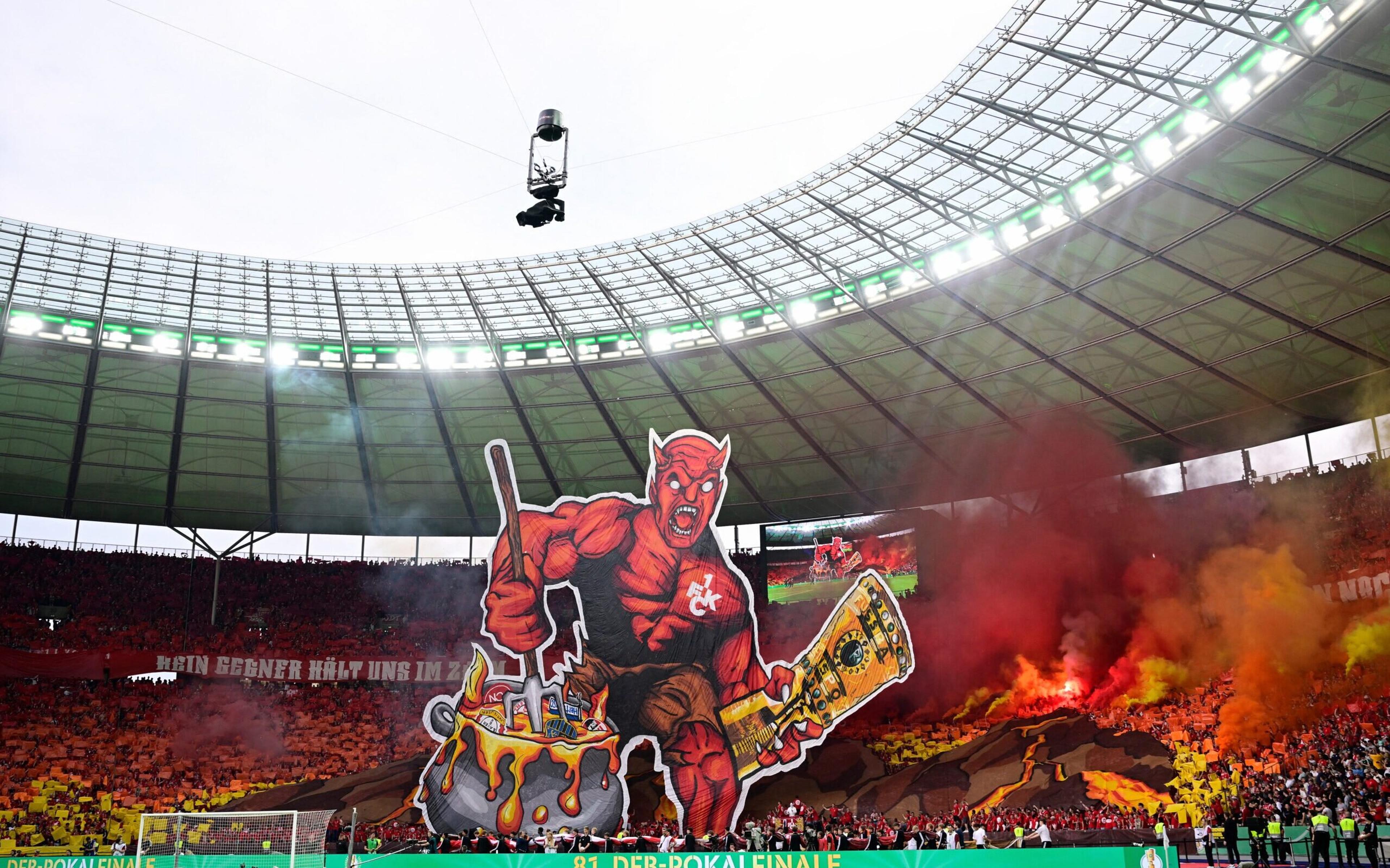 Torcida do Kaiserslautern faz mosaico impressionante antes da final da DFB Pokal; veja vídeo