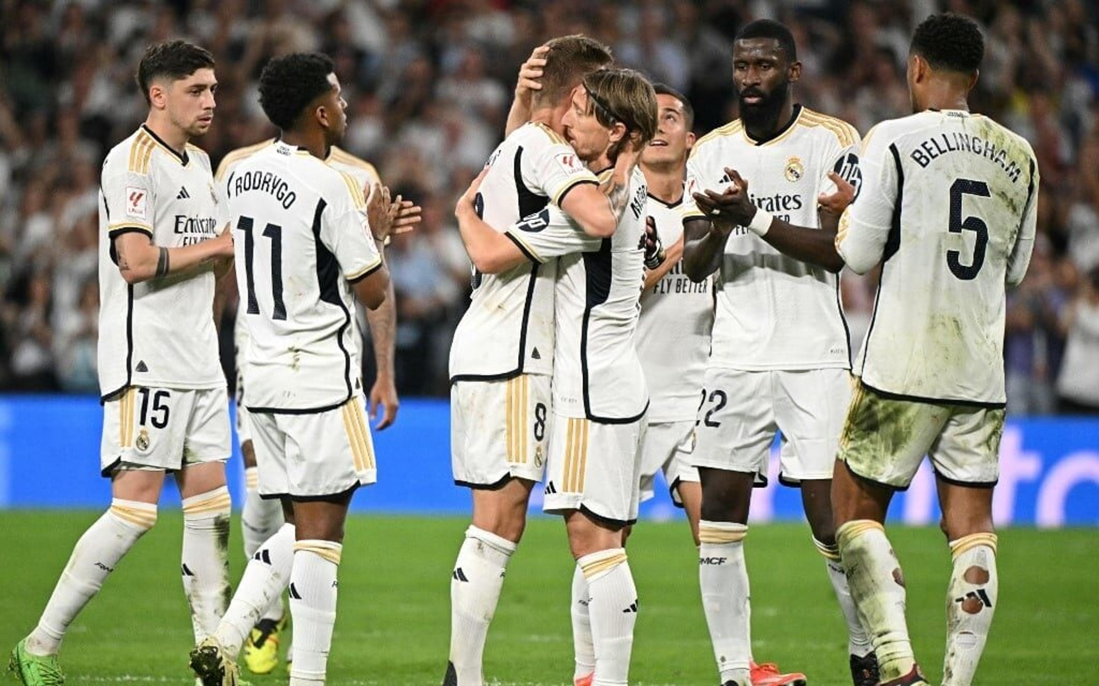 Sob aplausos e abraços, Kroos tem emocionante despedida do Santiago Bernabéu