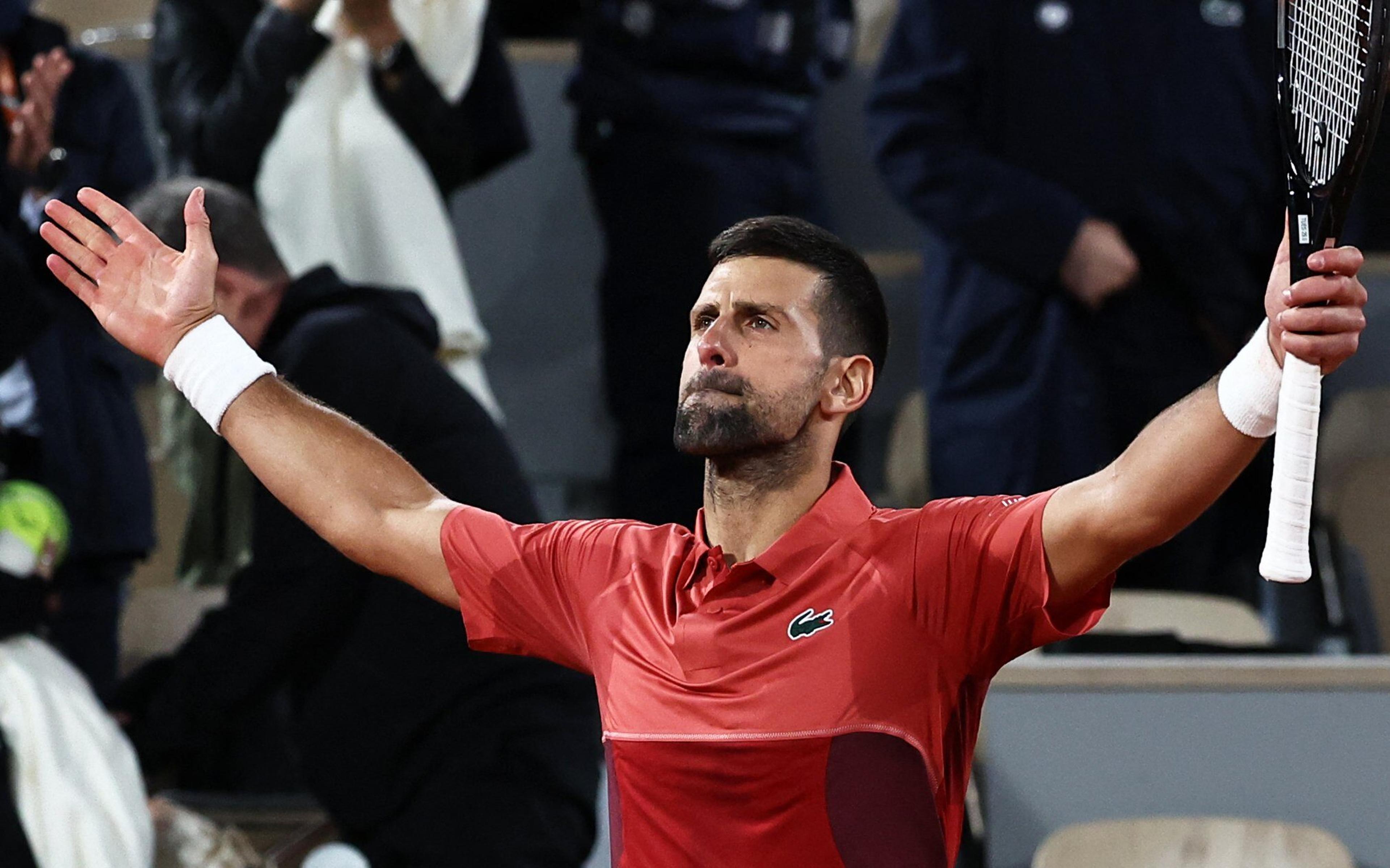 Sem brilho, Djokovic tem problemas, mas vai à 2ª rodada em Roland Garros