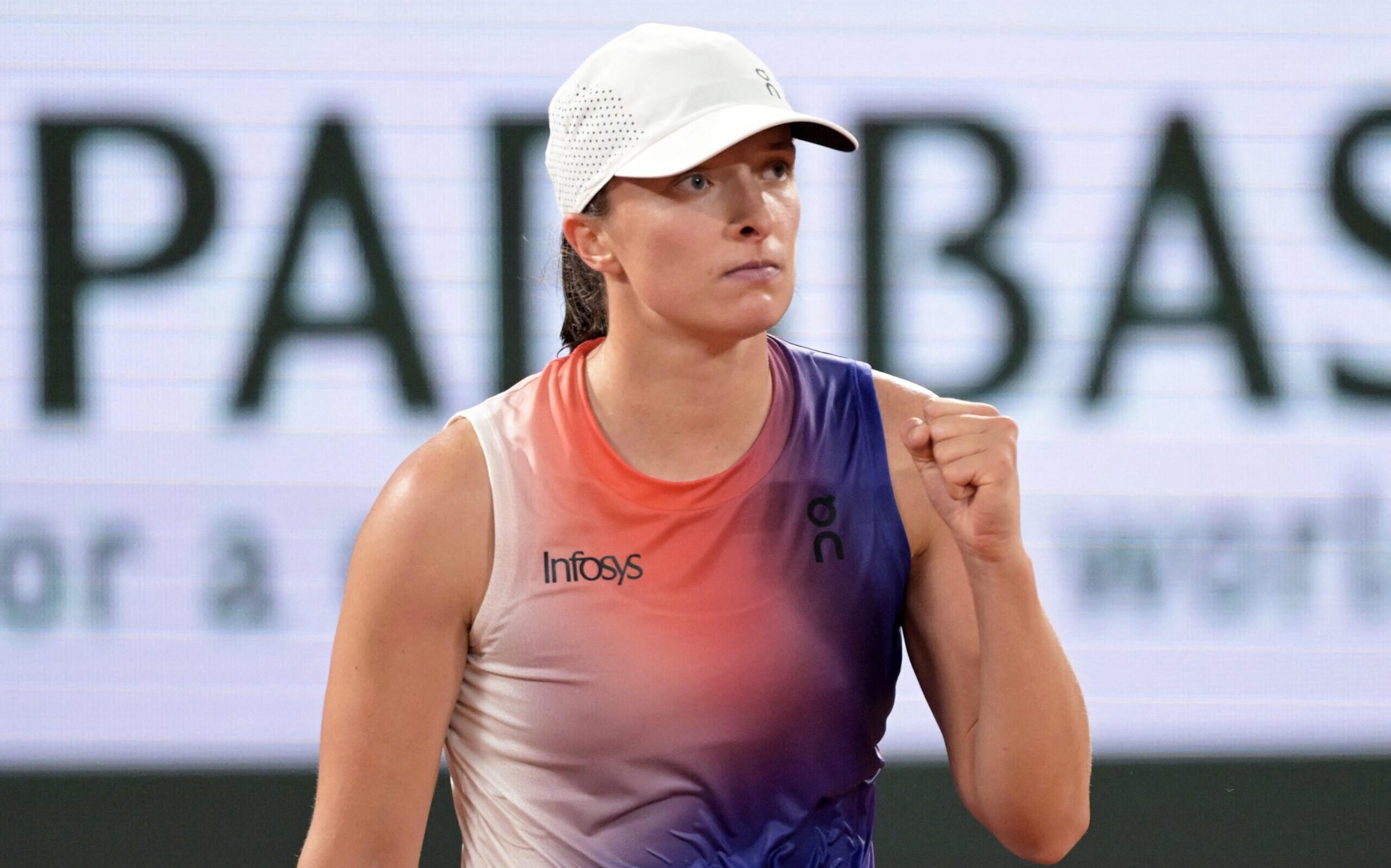 Swiatek salva match-point e vira batalha de 3h contra Osaka em Roland Garros