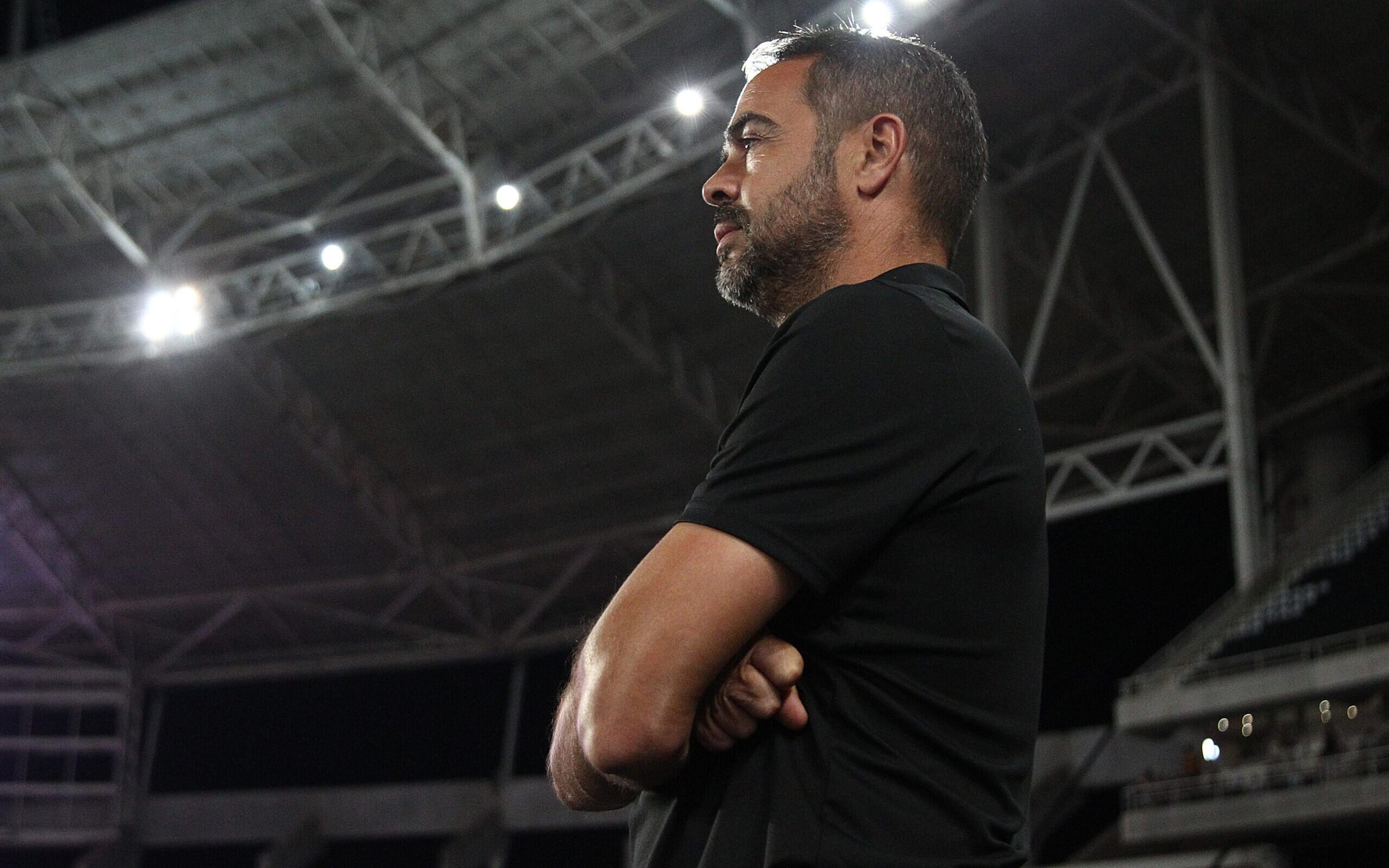 Artur Jorge, técnico do Botafogo, recebe familiares no Rio de Janeiro pela primeira vez