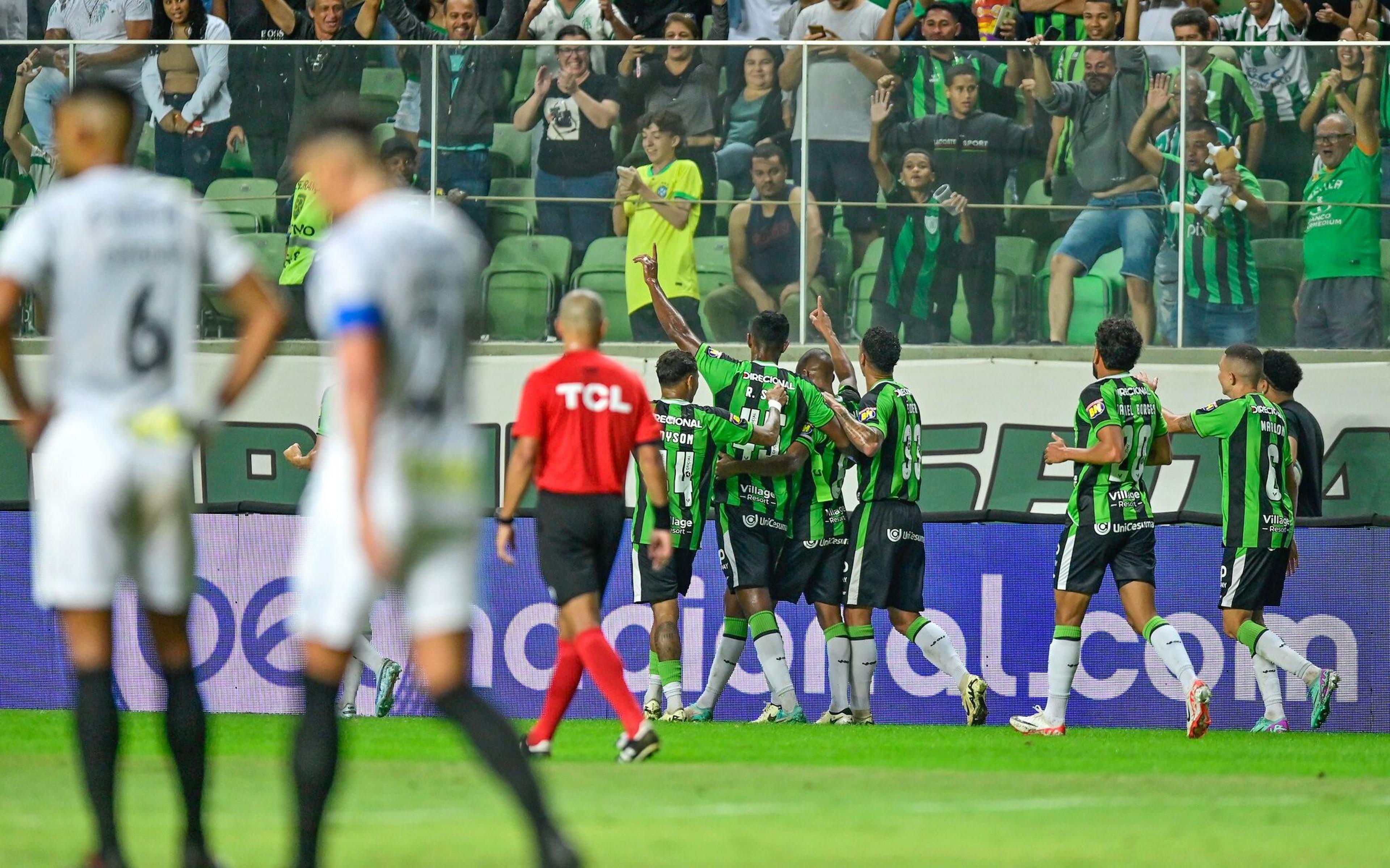 Santos perde para o América-MG em jogo marcado por gol polêmico em lesão de João Paulo na Série B