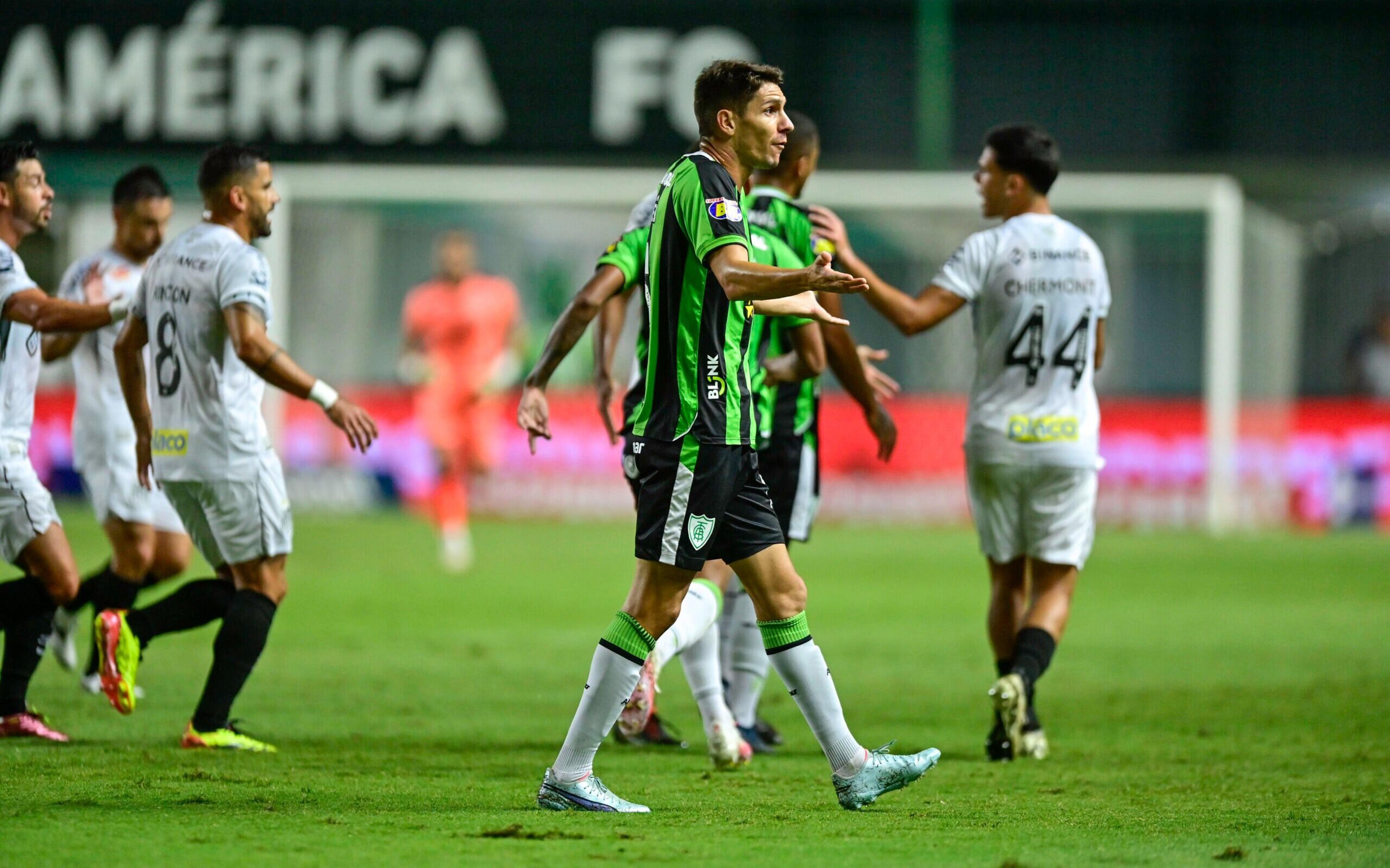 Jogadores de América-MG e Santos trocam farpas após jogo polêmico