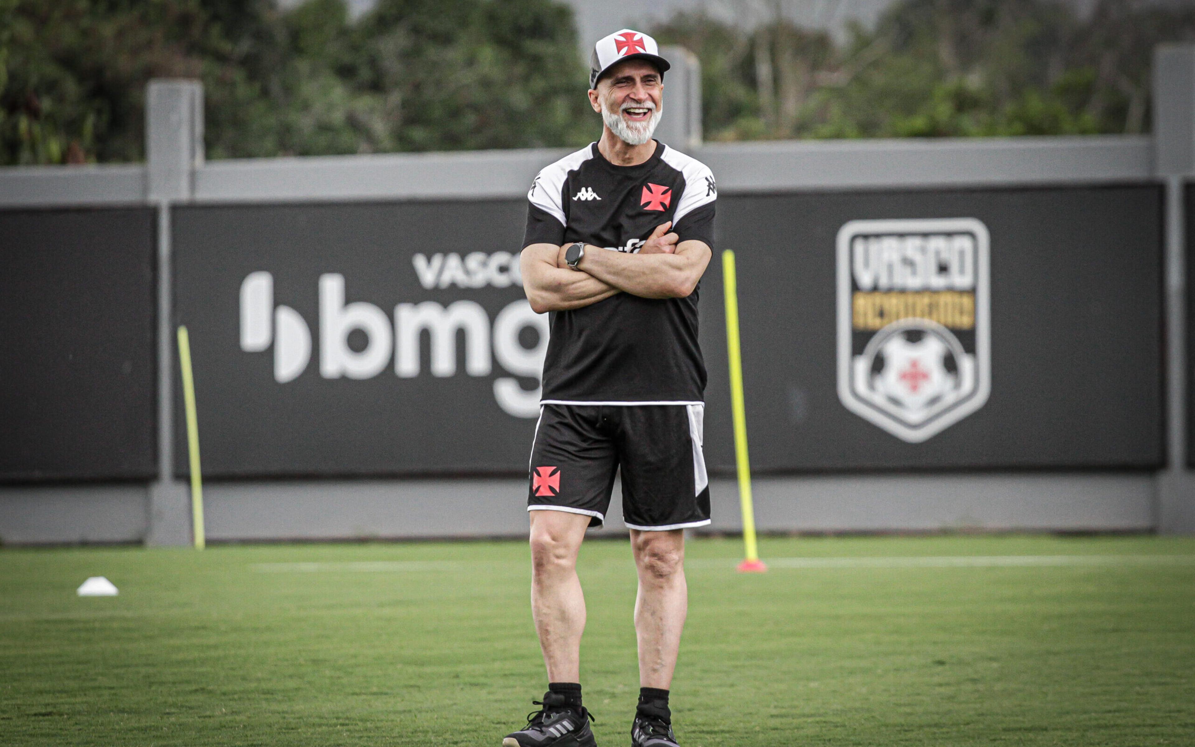 Técnico do Vasco, Álvaro Pacheco dá receita para vencer clássico contra o Flamengo, pelo Brasileirão