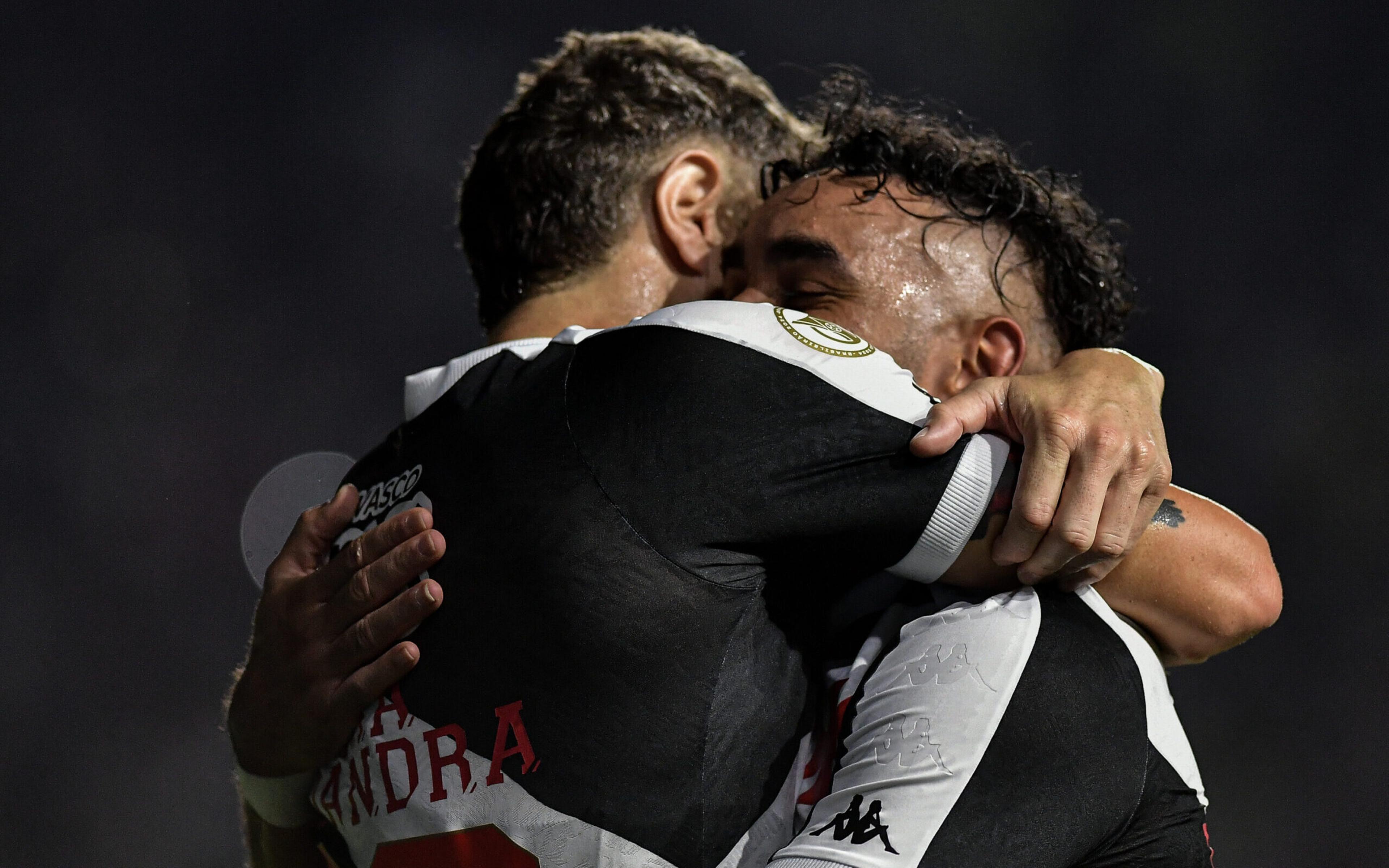 Lance! Final: Payet brilha, Vasco vence o Vitória e deixa o Z4 do Brasileirão