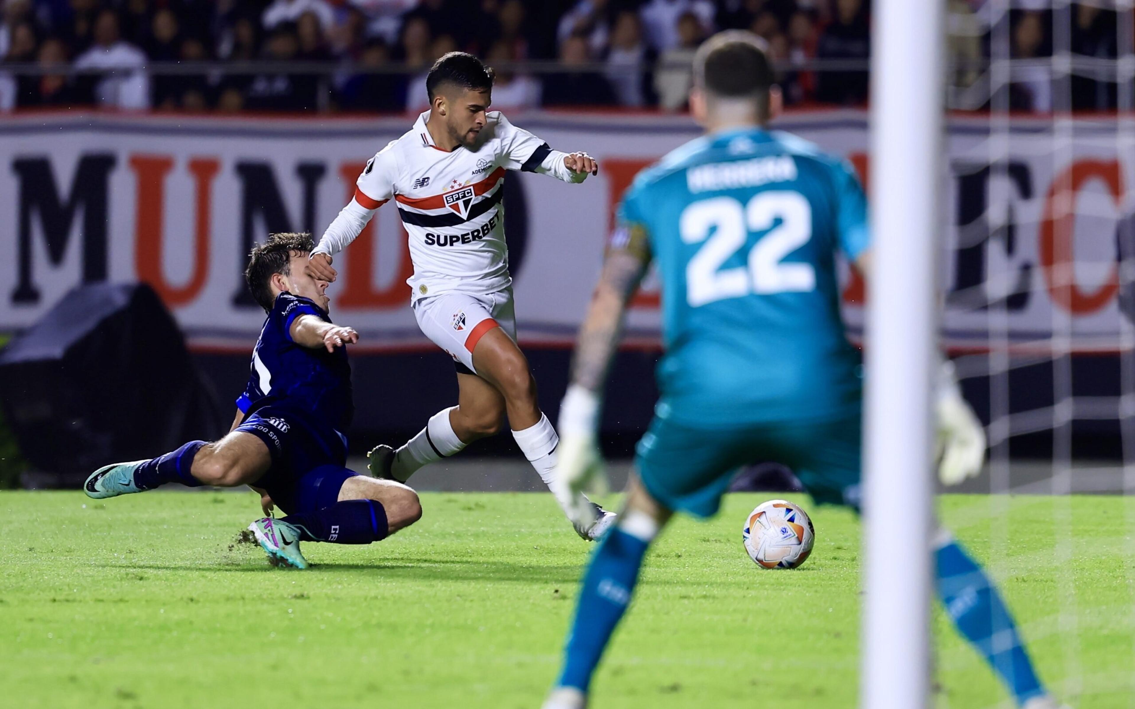 Goleiro do Talleres vai para cima de árbitro, polícia age e torcida do São Paulo provoca; veja