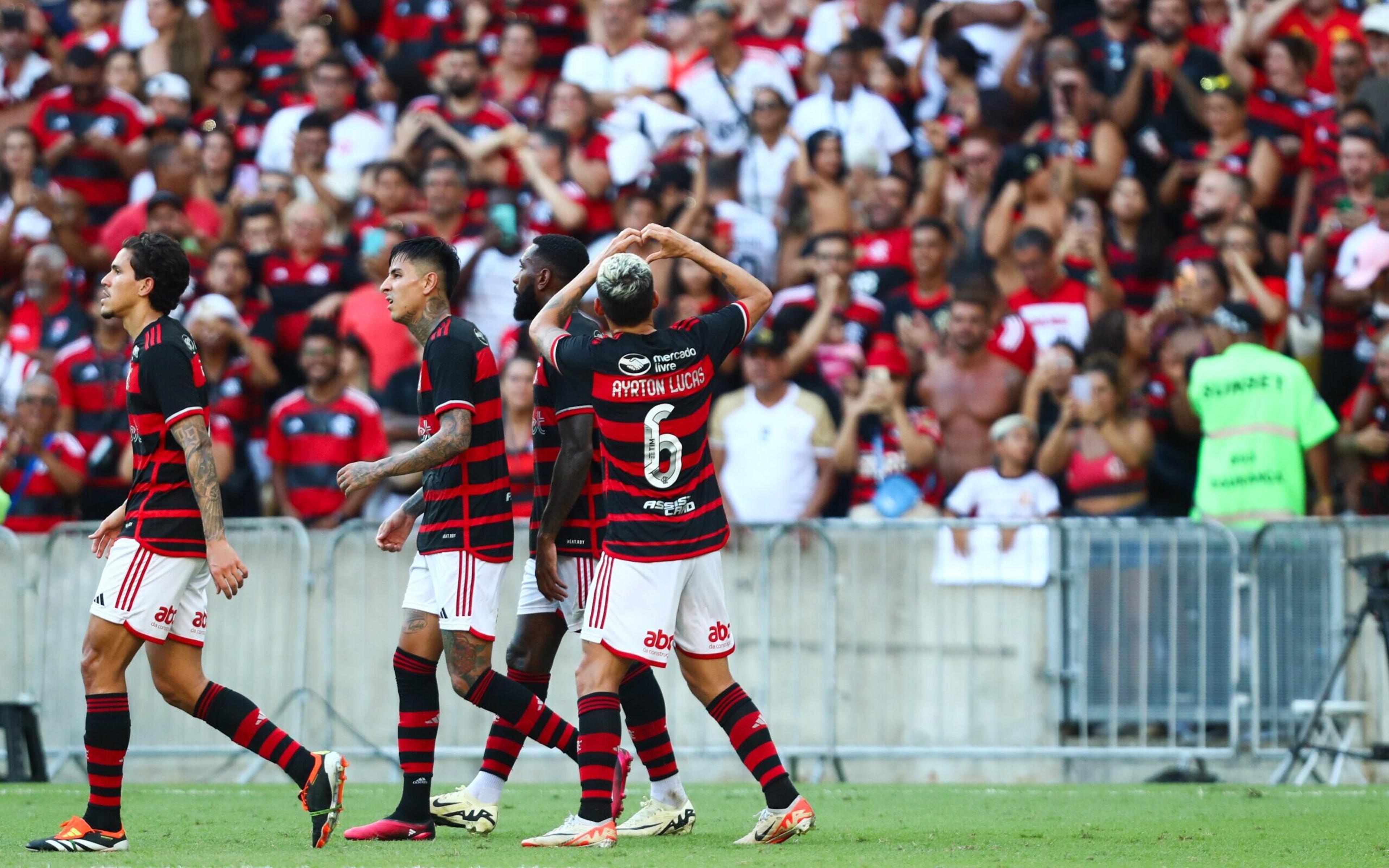 Ayrton Lucas sente incômodo na coxa e será reavaliado pelo Flamengo