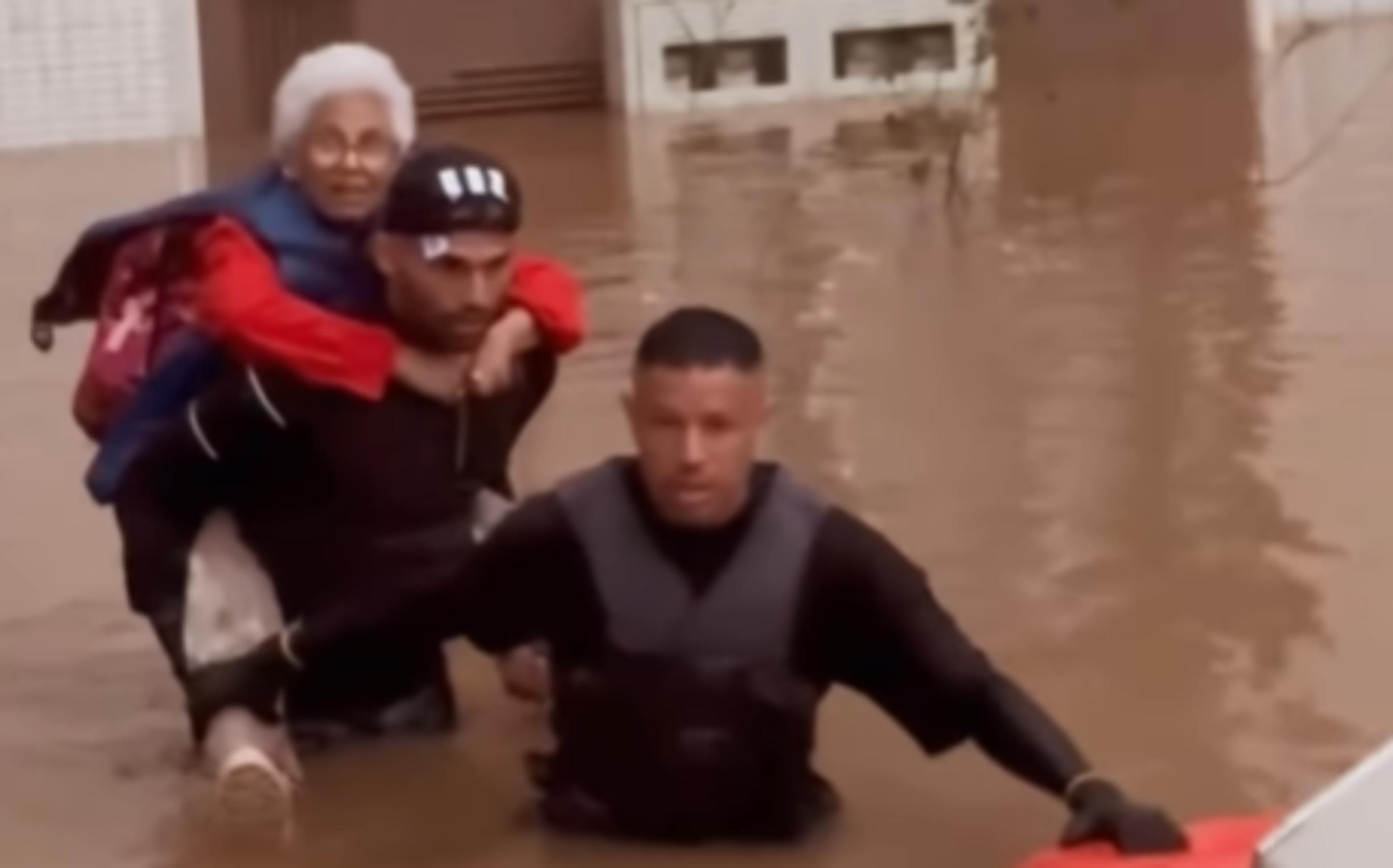 Thiago Maia, do Internacional, resgata idosa ilhada no Rio Grande do Sul