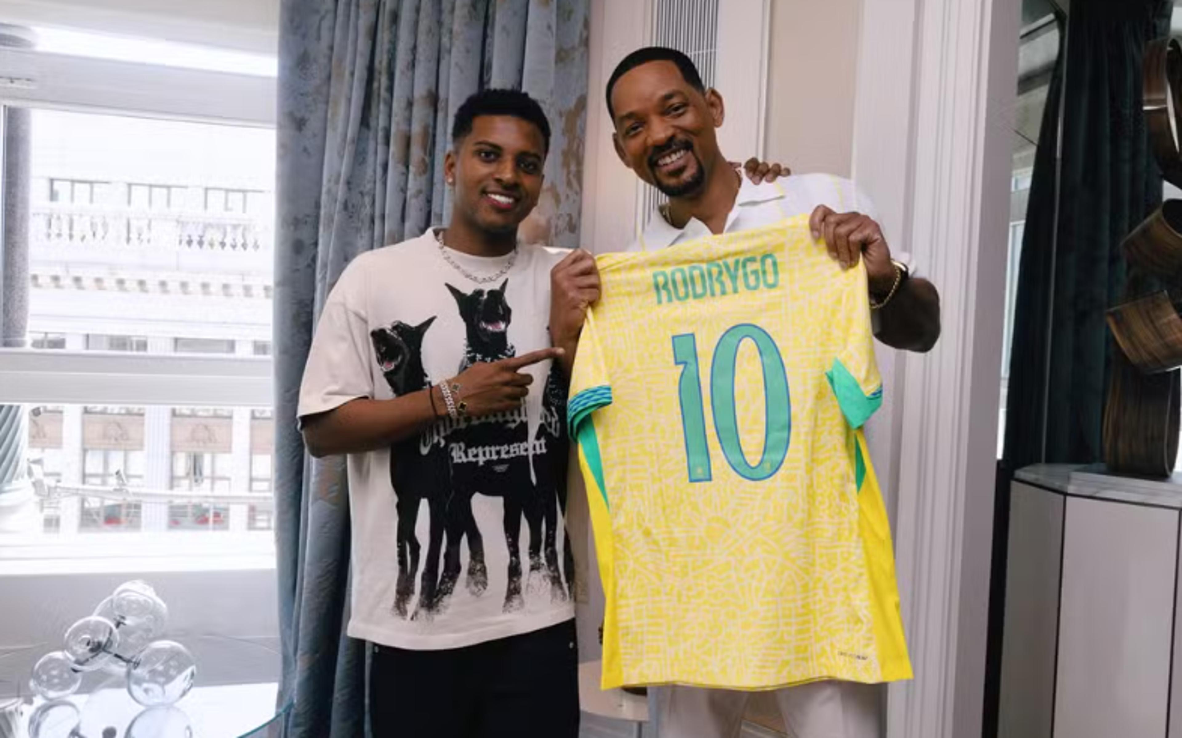 Rodrygo encontra com Will Smith e o presenteia com camisas da Seleção e do Real Madrid