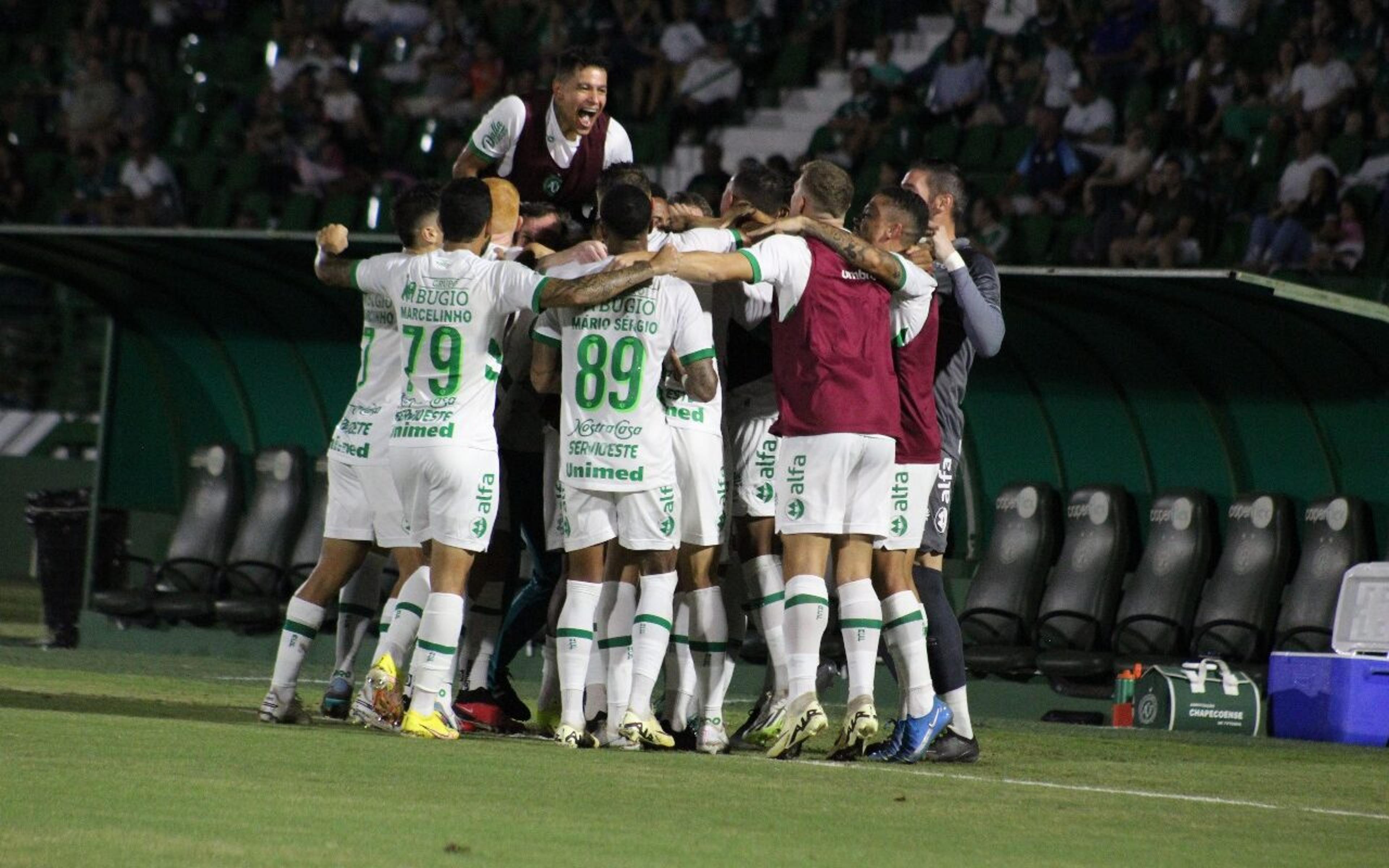 CRB x Chapecoense: onde assistir, horário e escalações do jogo pela Série B