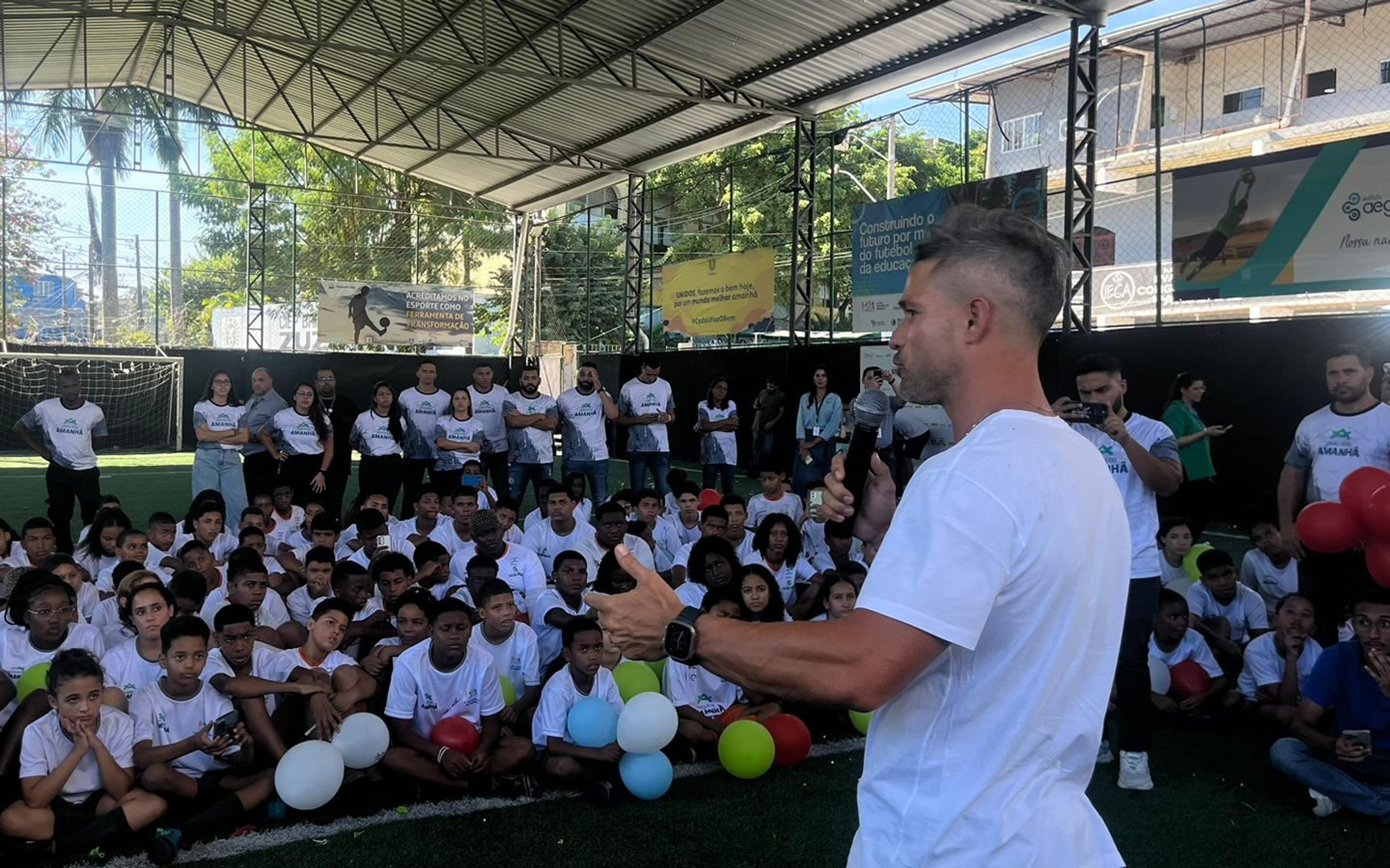 Craque do Amanhã celebra 12 anos com visita do Diego Ribas, ídolo do Flamengo