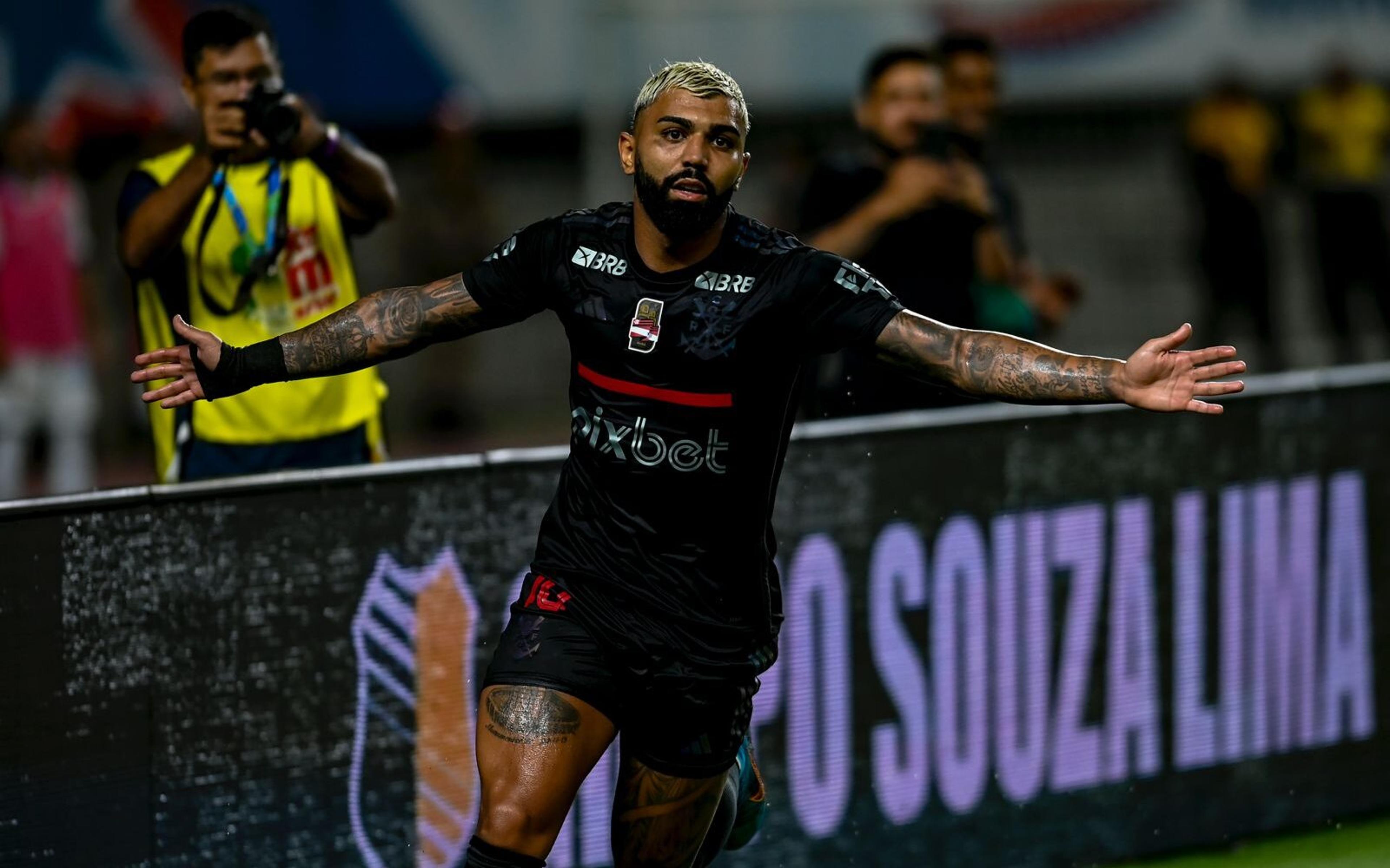 Gabigol vai para os braços do povo e é ovacionado por torcedores do Flamengo em chegada a Manaus