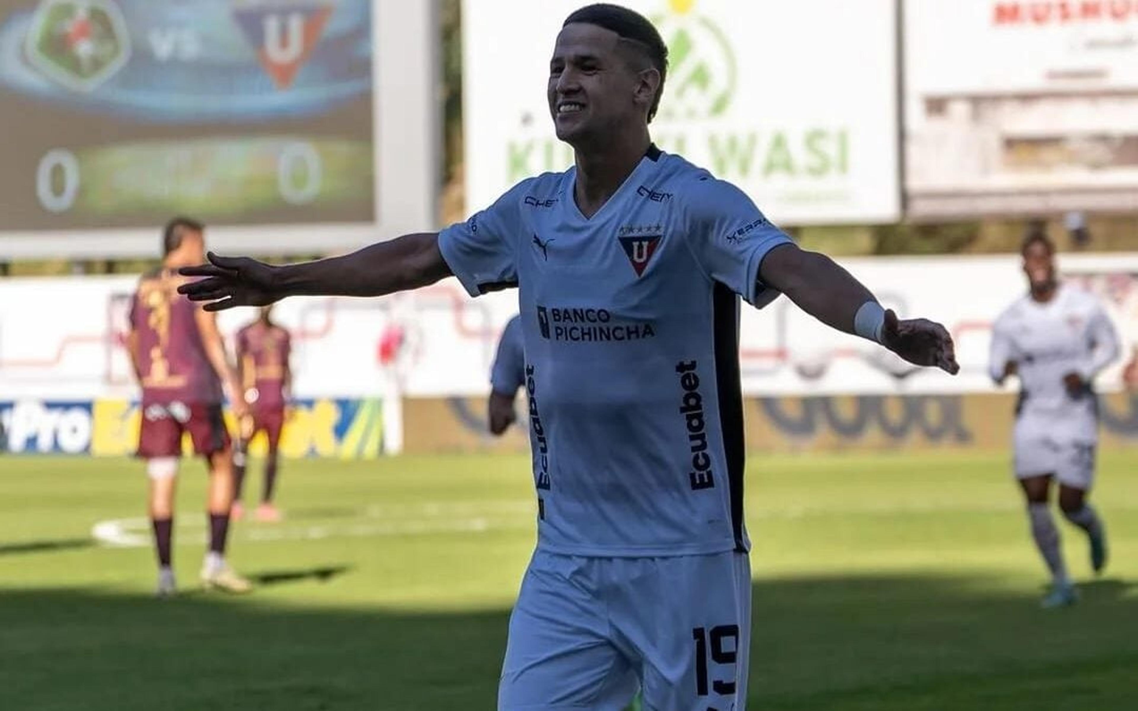 Cotado na Seleção Paraguaia para a Copa América, Alex Arce é o grande trunfo da LDU para superar o Botafogo na Libertadores