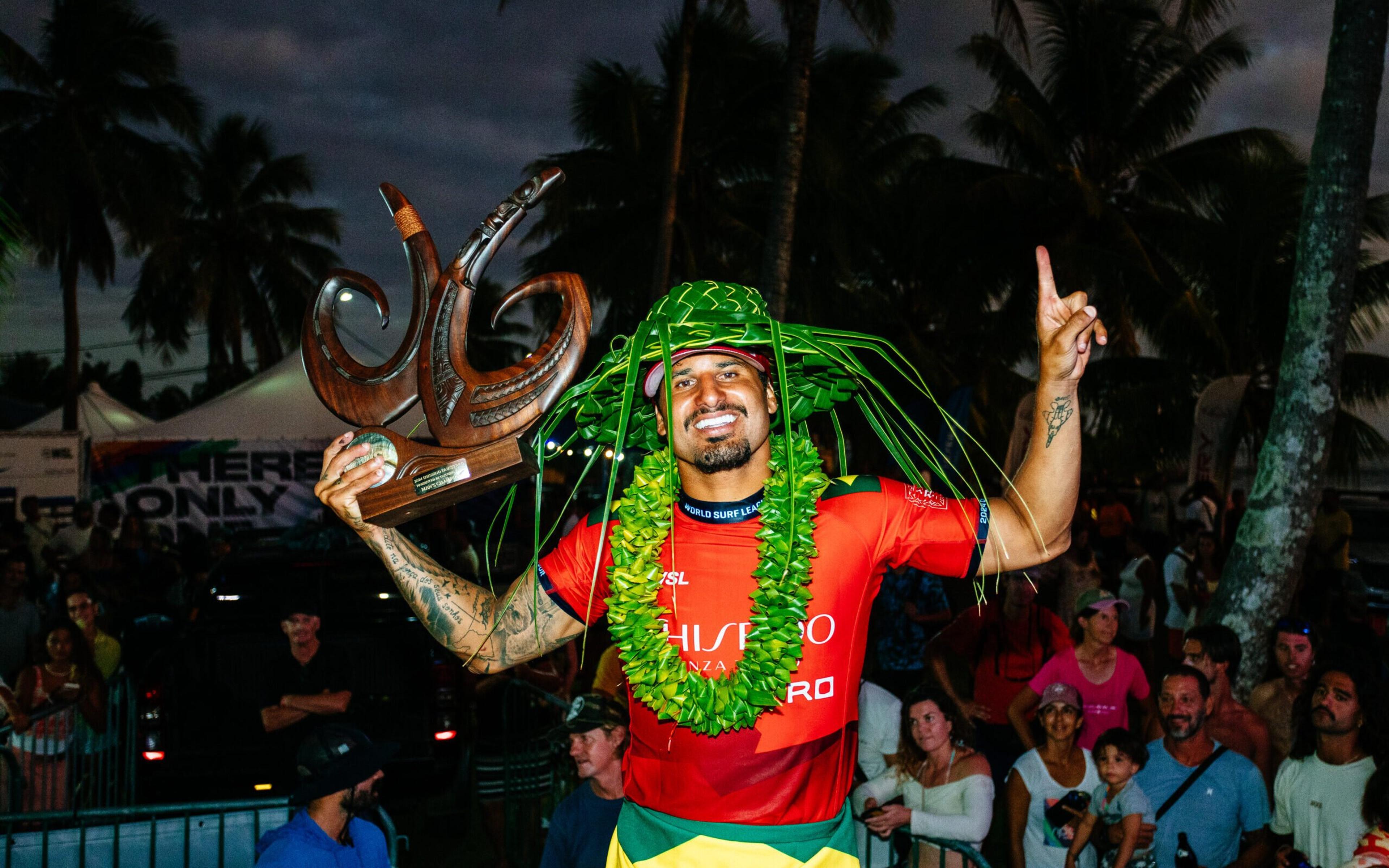 Italo Ferreira brilha e é campeão da etapa de Teahupo’o da WSL