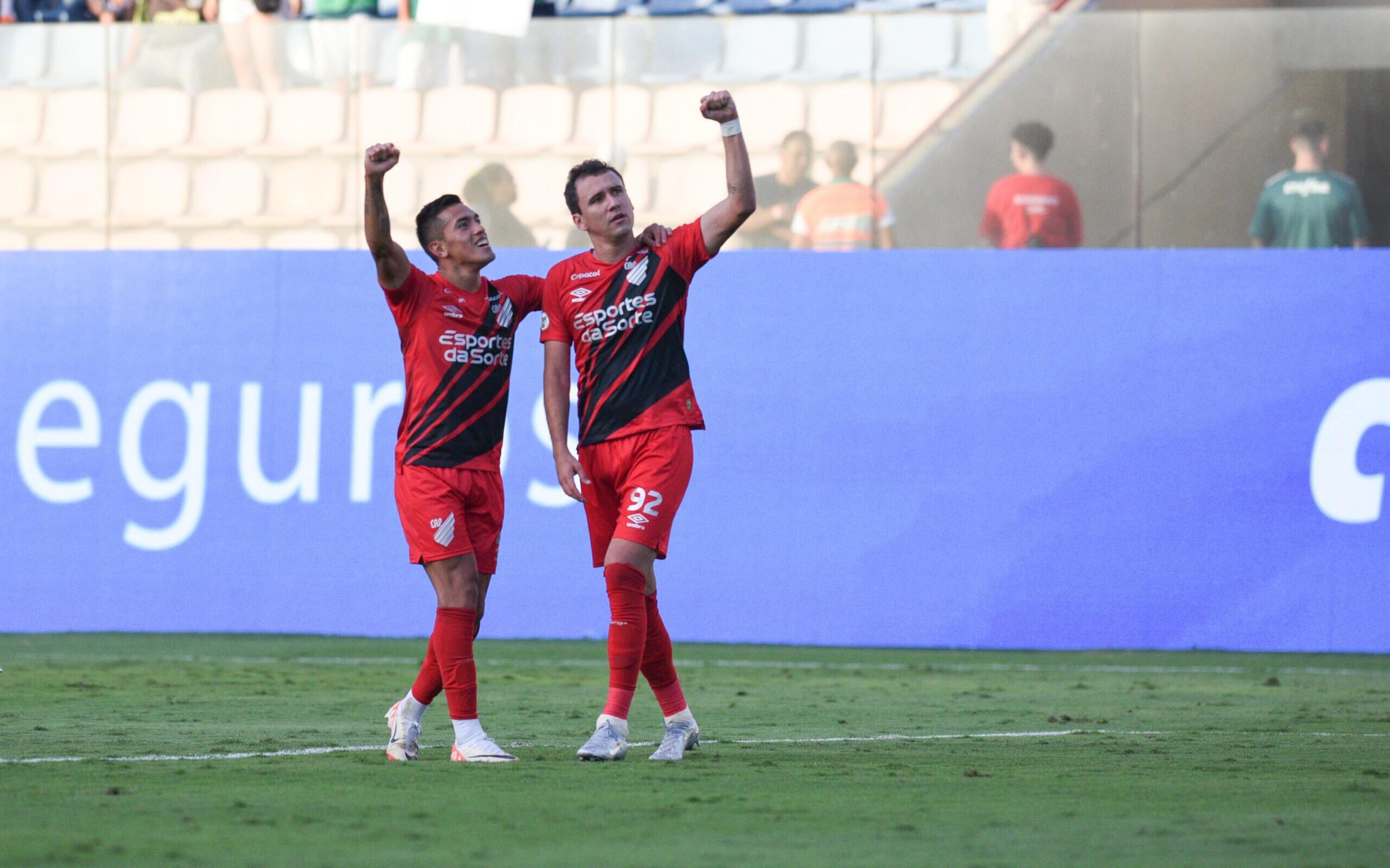 Com show de Pablo, Athletico-PR vence o Palmeiras e assume a liderança do Brasileirão