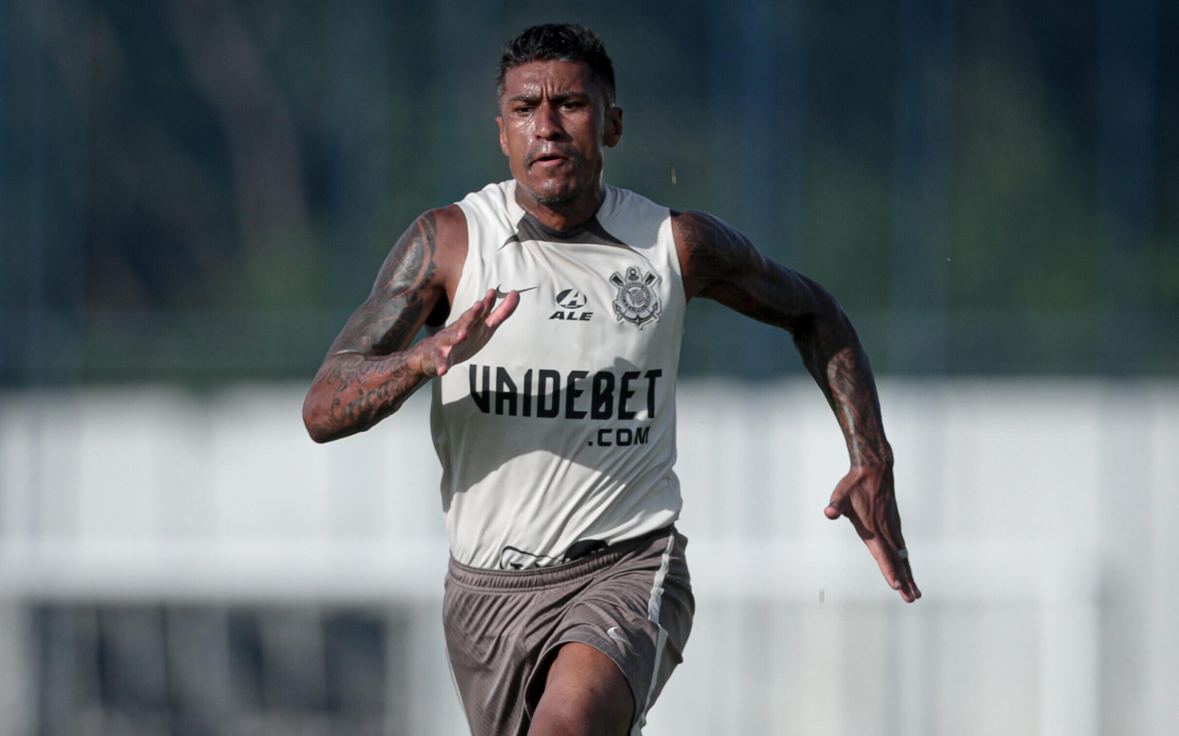 Corinthians admite saída de Paulinho e busca substituto no mercado