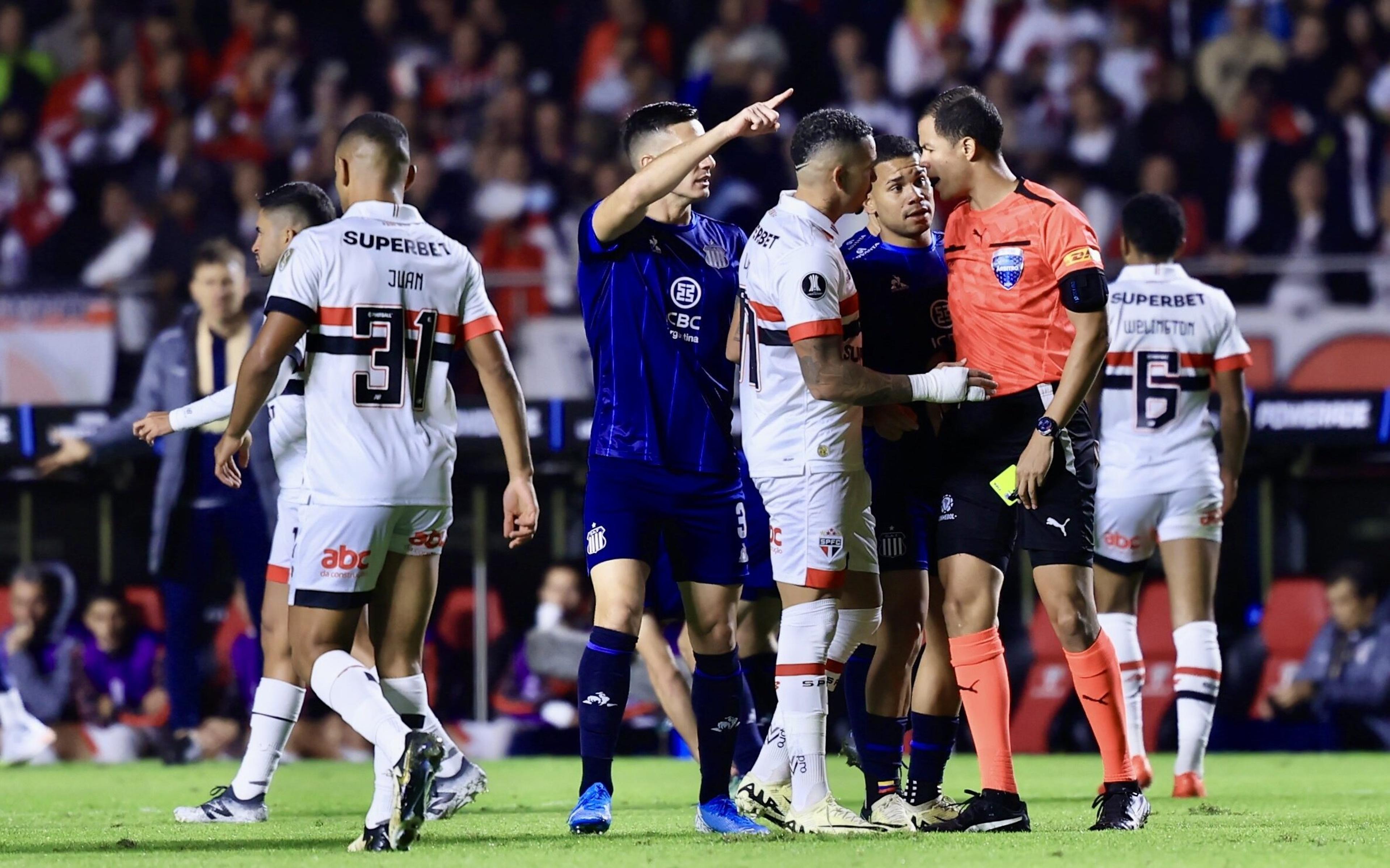 Web detona arbitragem em São Paulo x Talleres: ‘Vergonhoso’