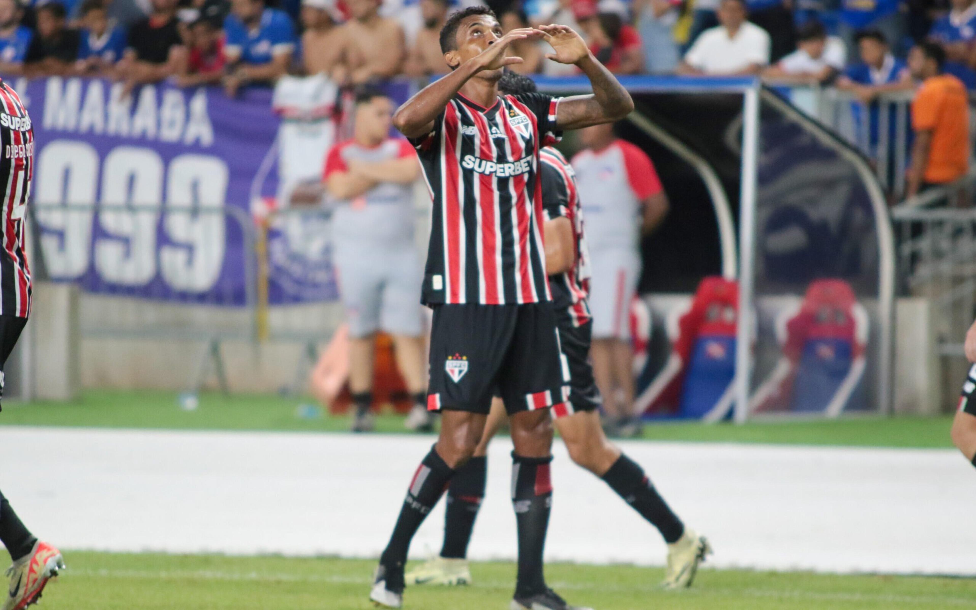 Luiz Gustavo celebra retorno e faz revelação sobre futuro no São Paulo