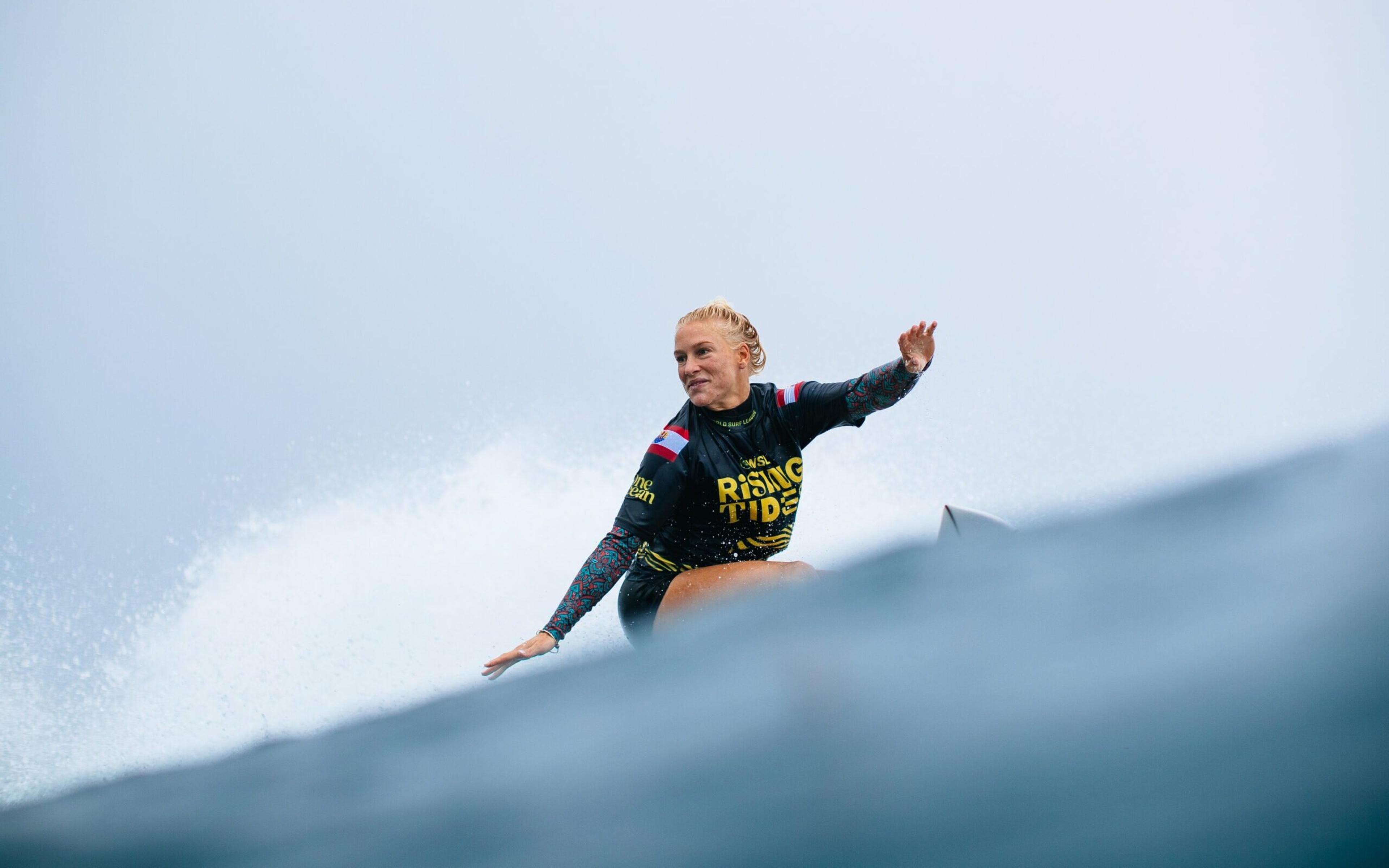 Tati Weston-Webb leva virada no final e é eliminada em Teahupo’o