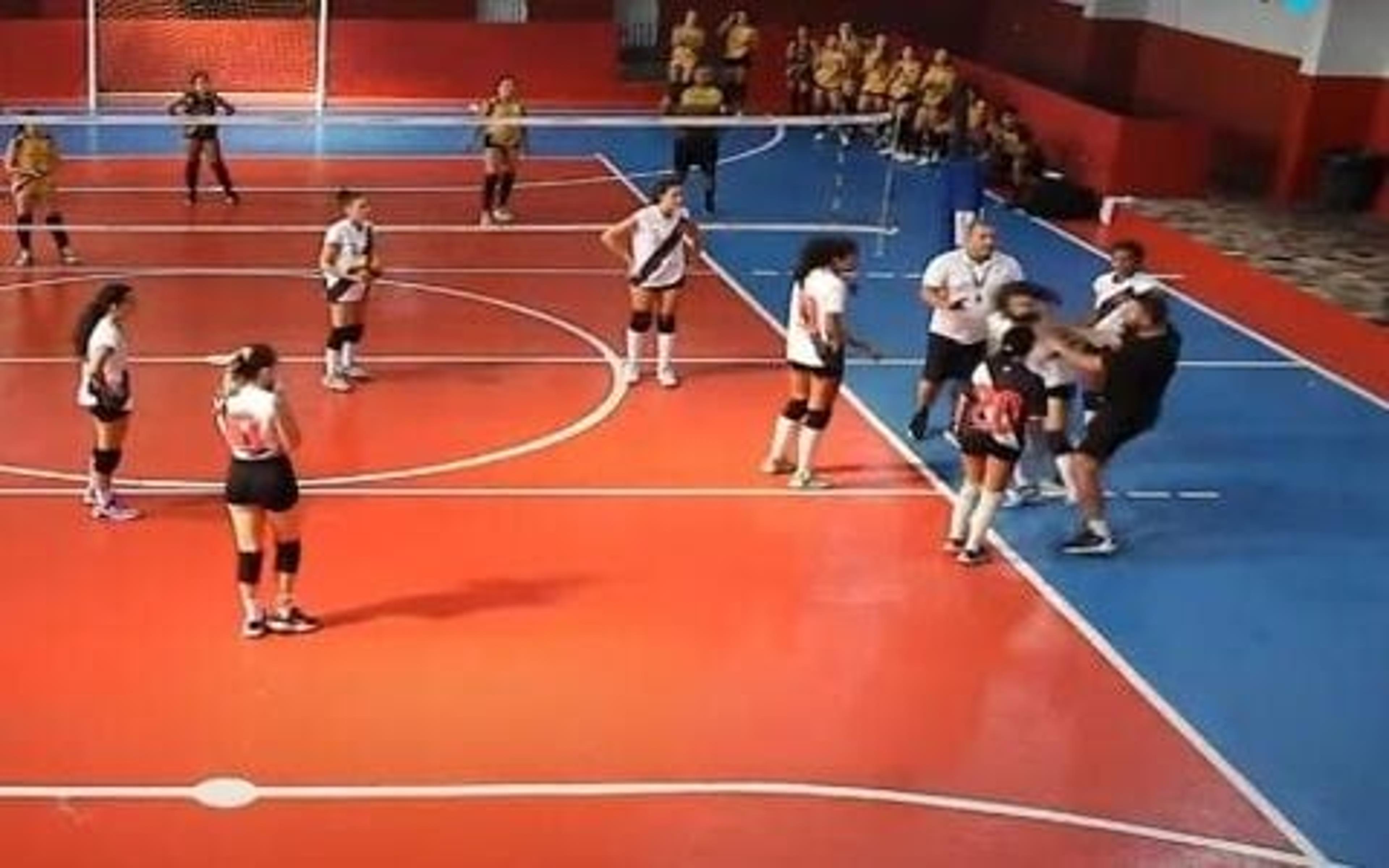 Técnico do time juvenil de vôlei do Vasco agride jogadora em quadra; veja vídeo