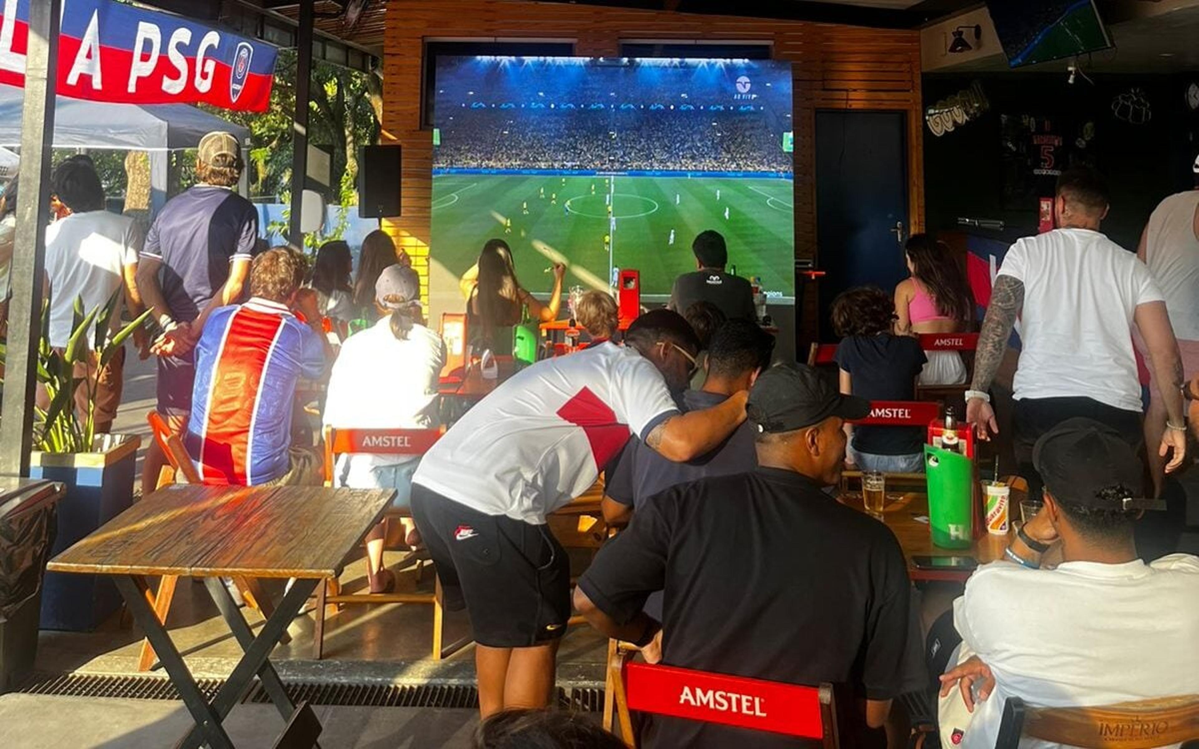 Evento reúne torcedores do PSG para acompanhar a semifinal da Champions no Rio