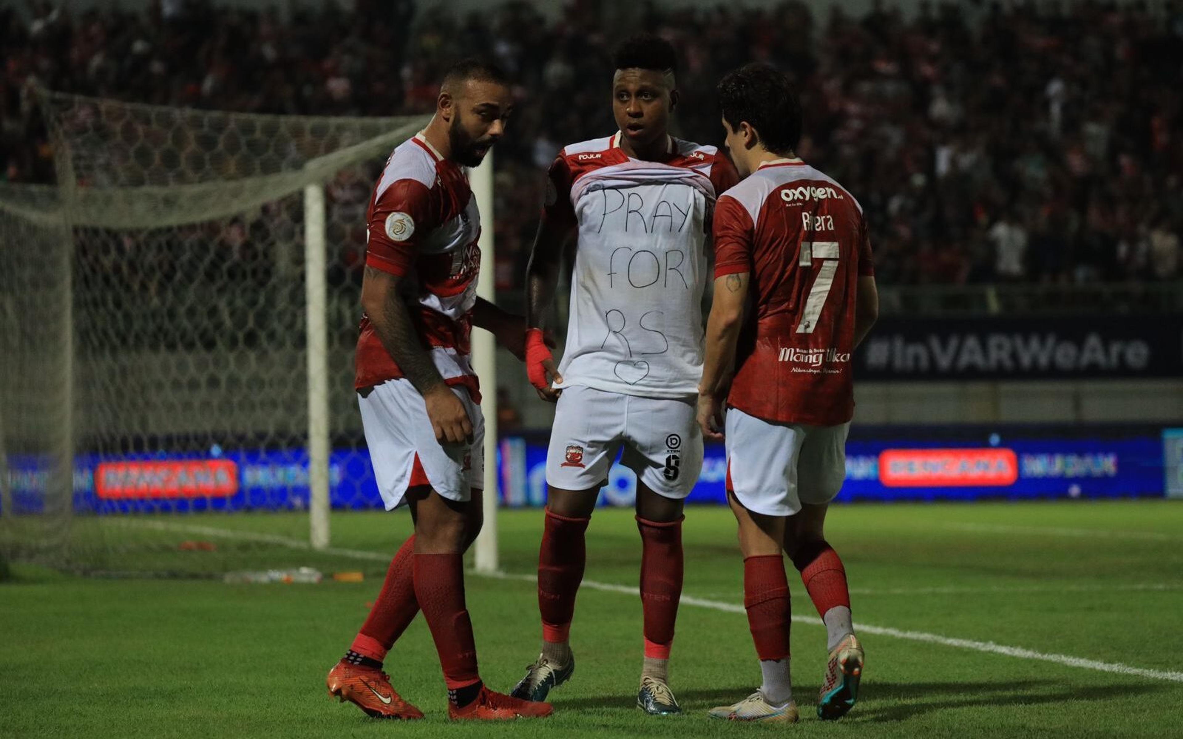 Ex-Flamengo brilha na Ásia, marca gol e faz homenagem ao RS