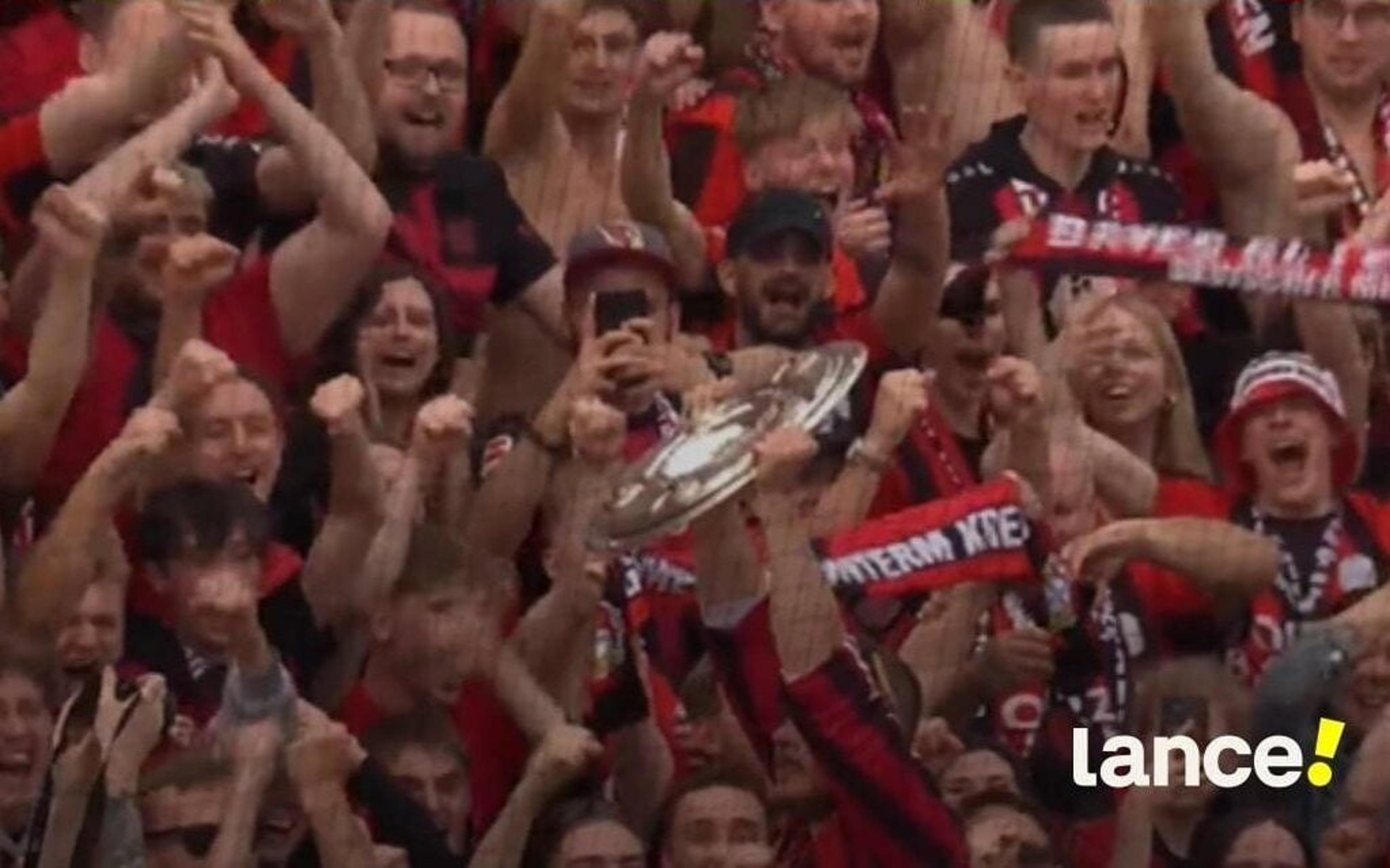 VÍDEO: Capitão do Bayer Leverkusen entrega taça da Bundesliga à torcida após confirmação do título