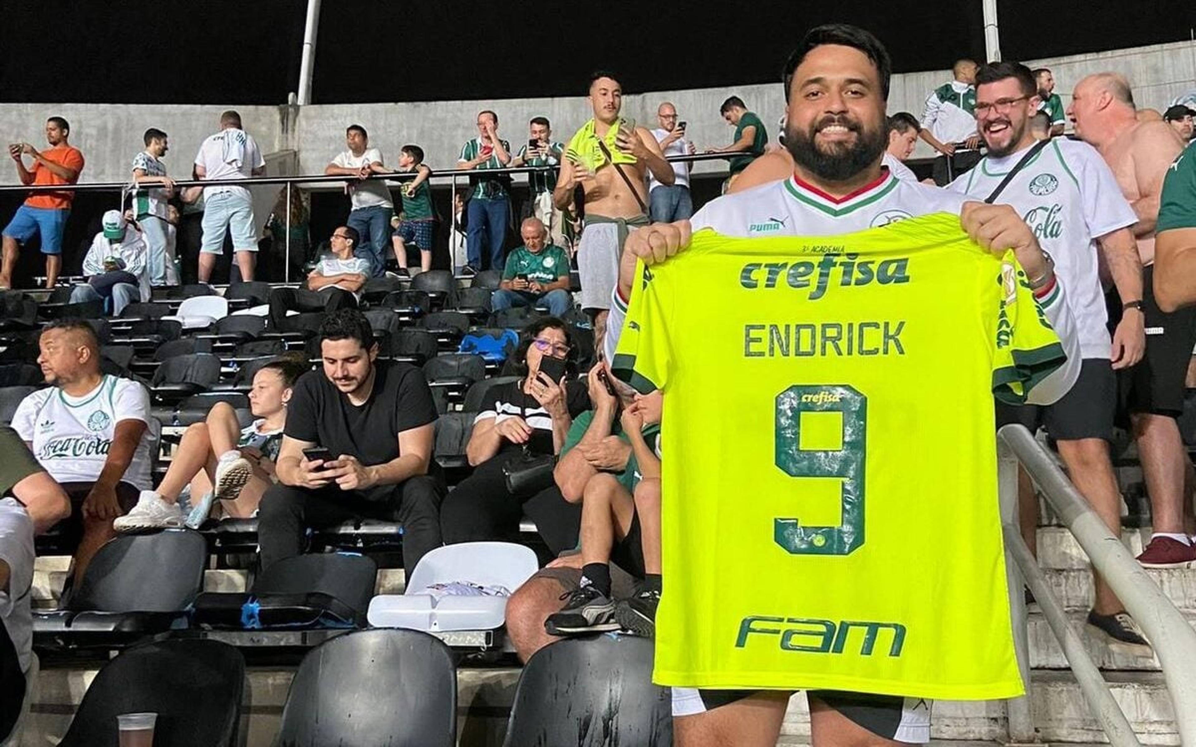 Palmeirense que pegou camisa histórica de Endrick sonha com autógrafo da joia: ‘Vai pra parede!’