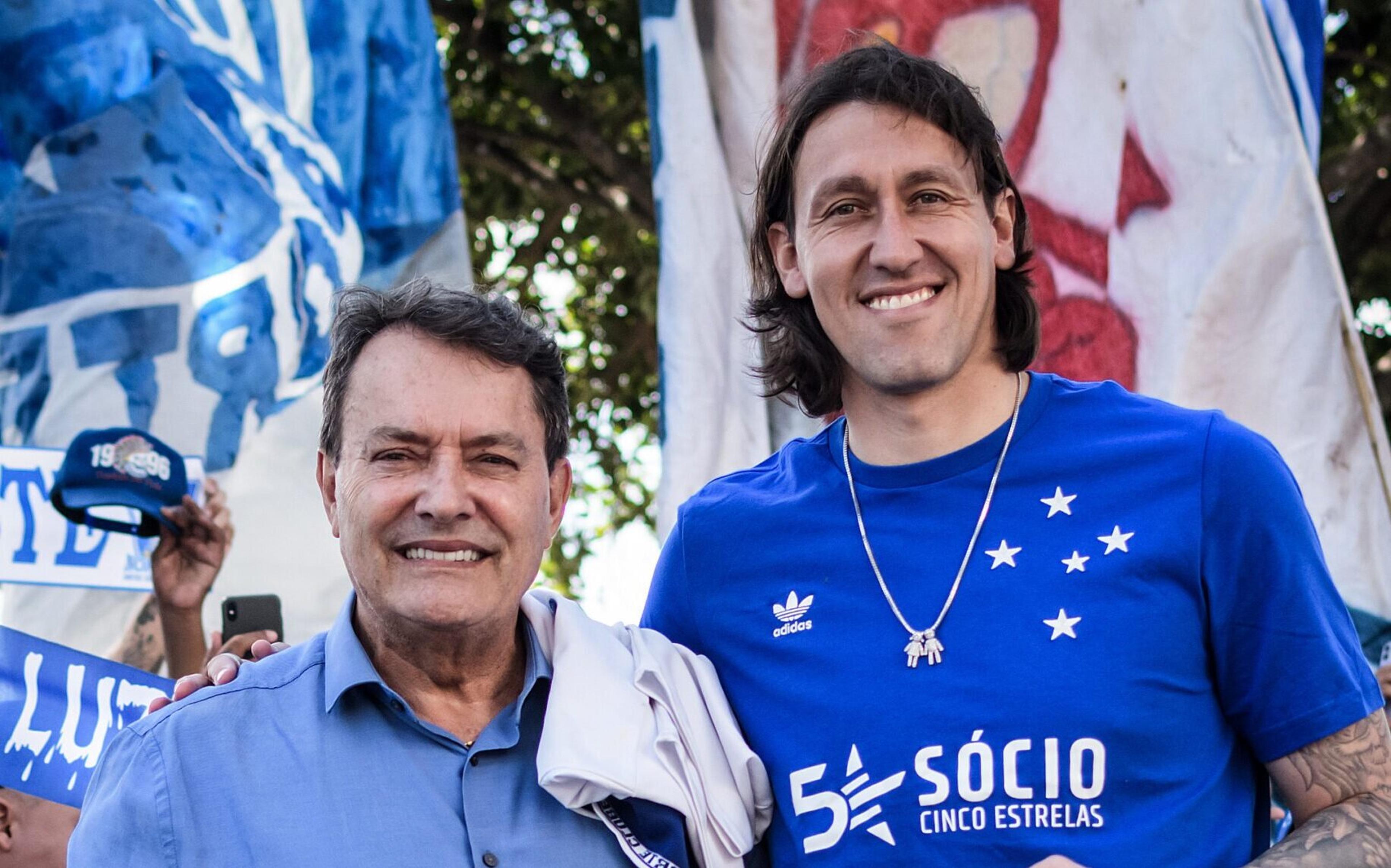 Cássio veste camisa do Cruzeiro e é recebido por multidão em Belo Horizonte