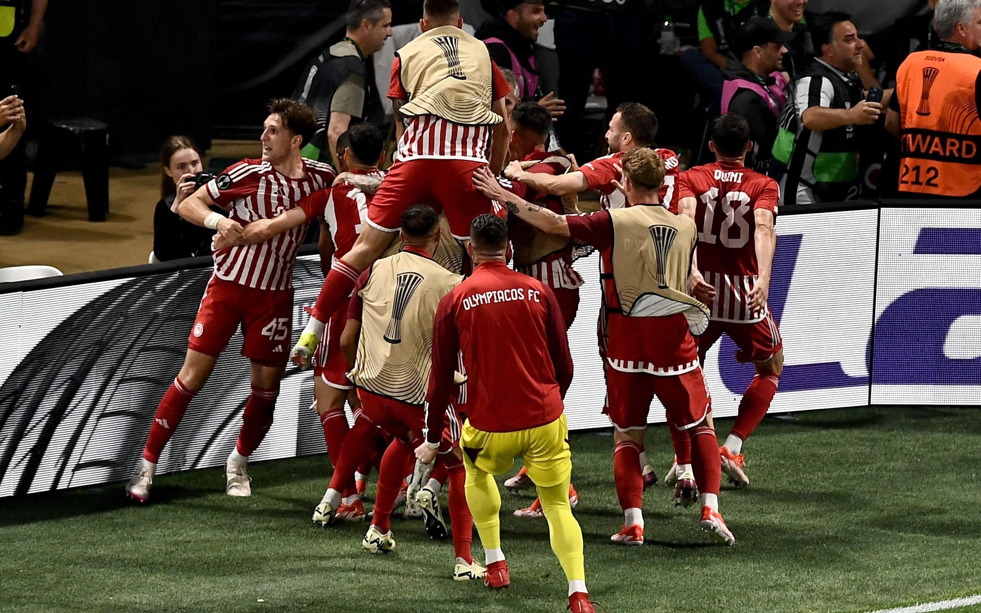 Herói da semifinal ressurge na prorrogação e Olympiacos é campeão da Conference League