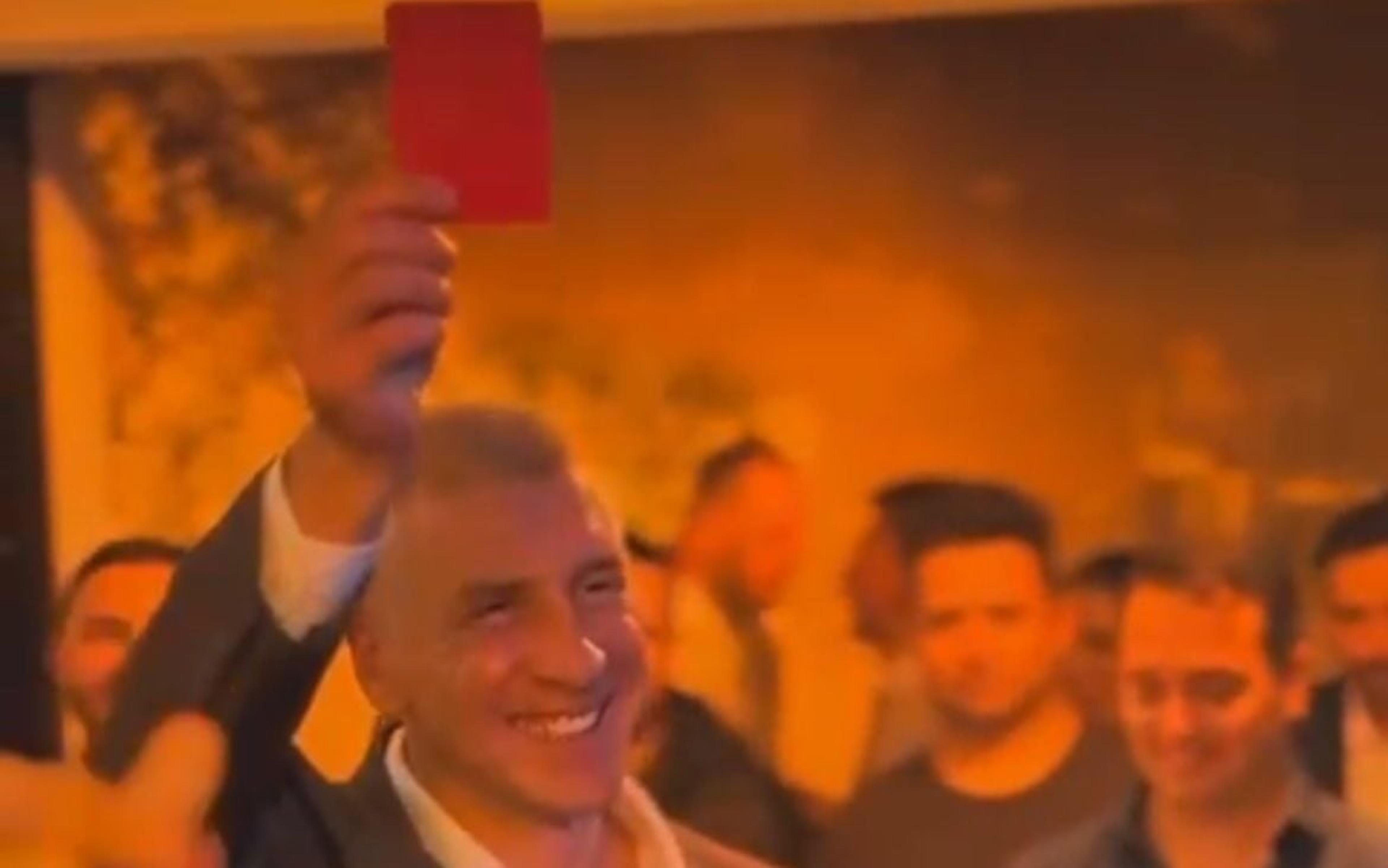 Anderson Daronco viraliza ao mostrar cartão vermelho em festa de casamento; veja o vídeo