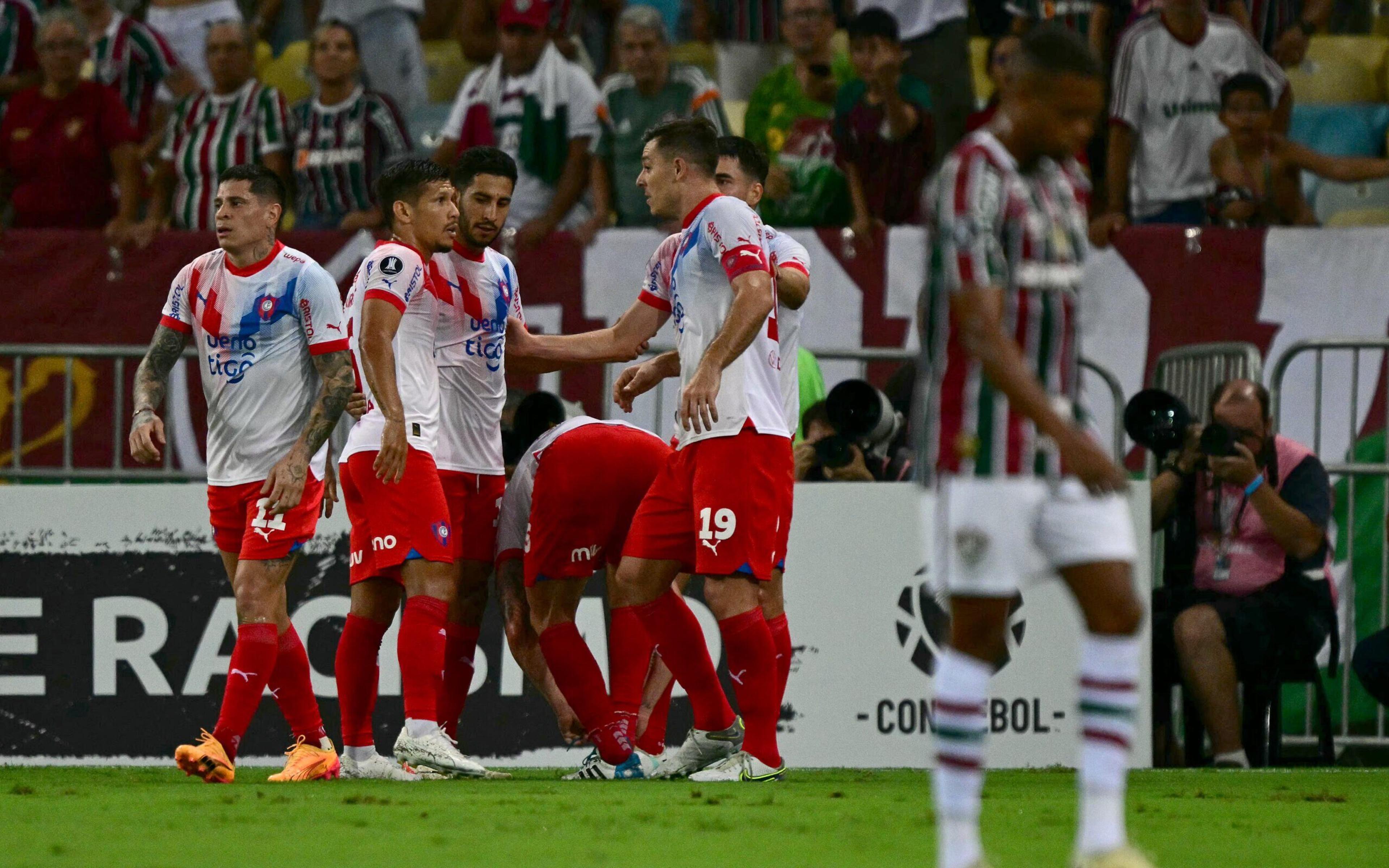 Falta? Ex-árbitro dá veredito em lance de gol do Cerro Porteño contra o Fluminense