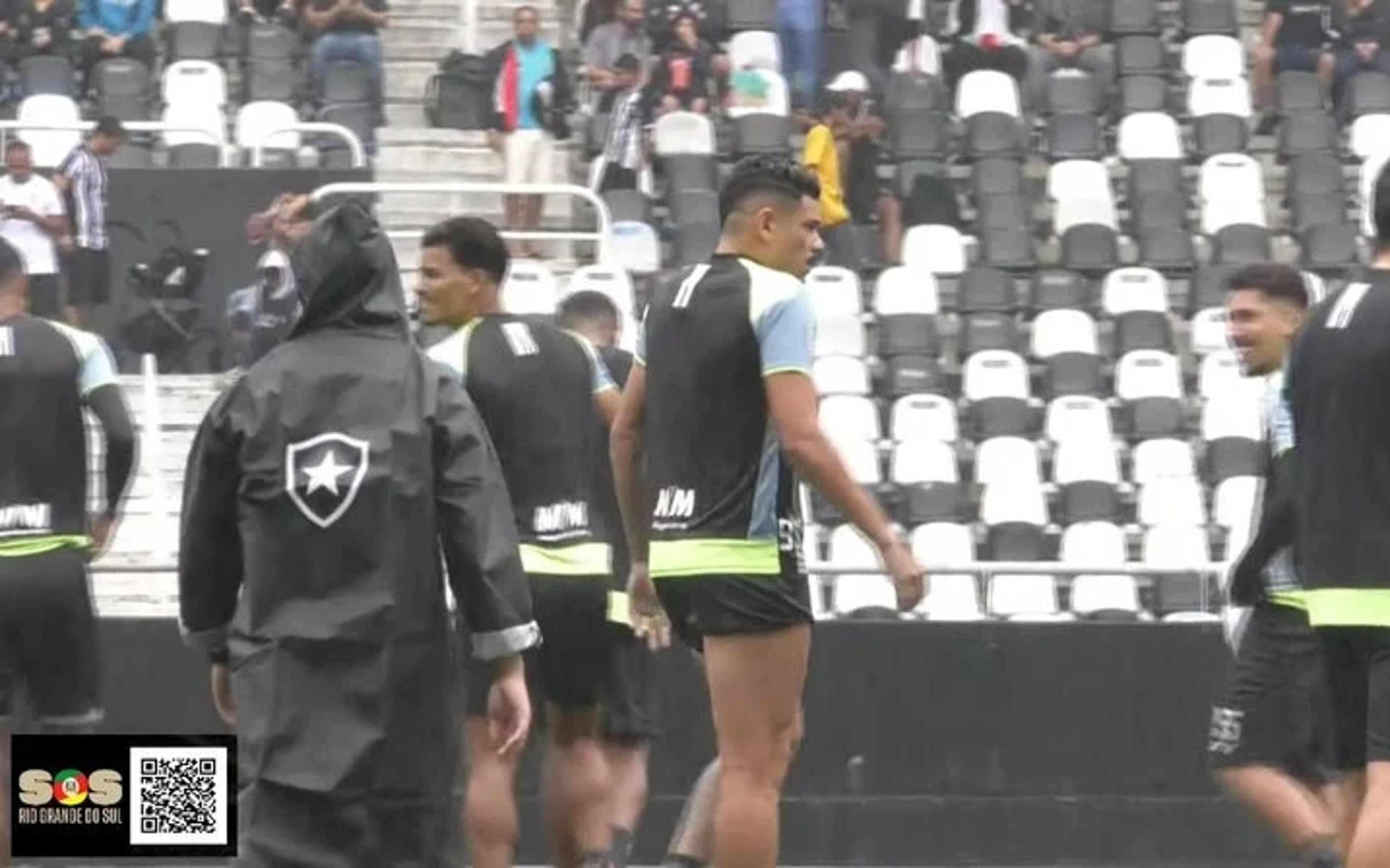 Tiquinho Soares reaparece durante treino aberto do Botafogo e anima a torcida