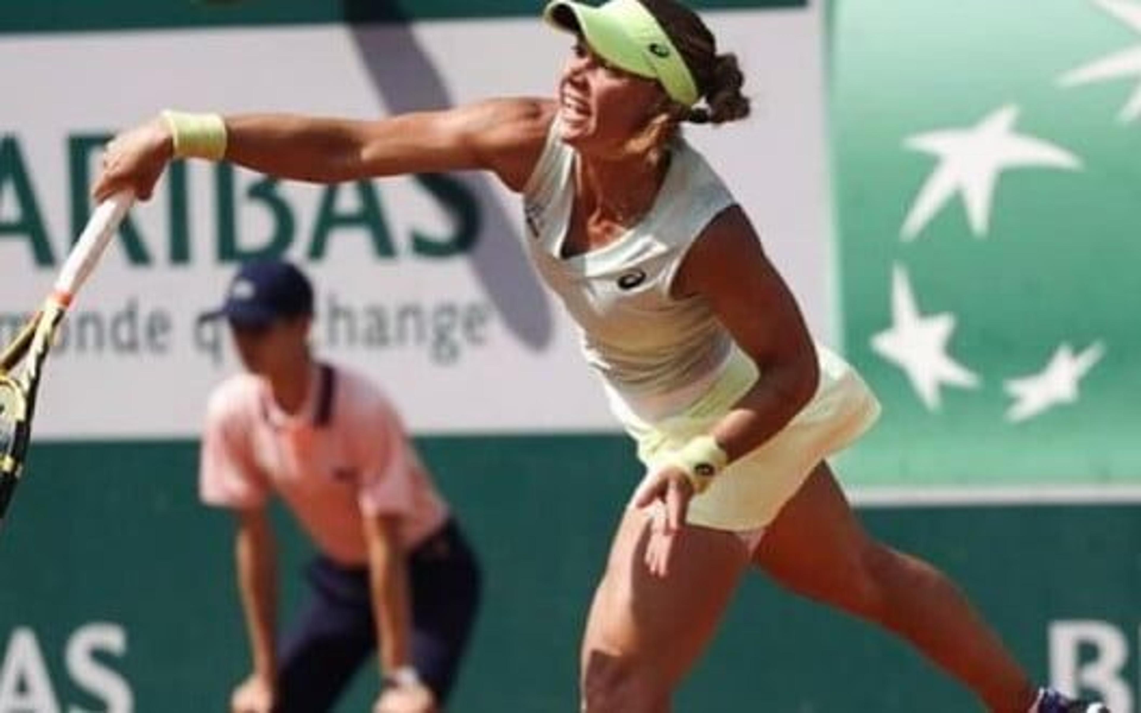 Laura Pigossi volta mal após chuva e tem dura derrota em Roland Garros