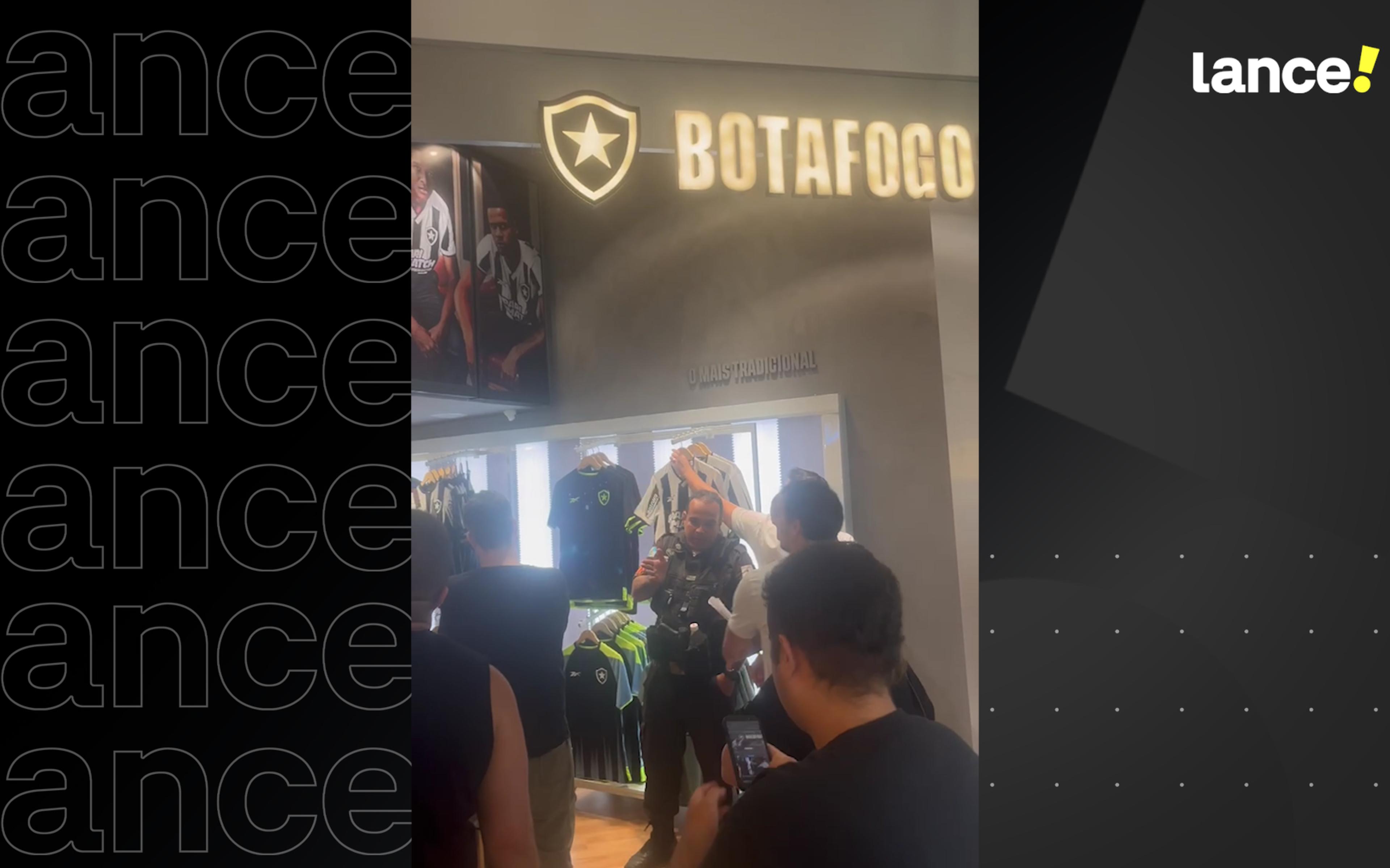 Camisa do Botafogo esgota em venda online, e torcedores fazem fila em shopping; veja